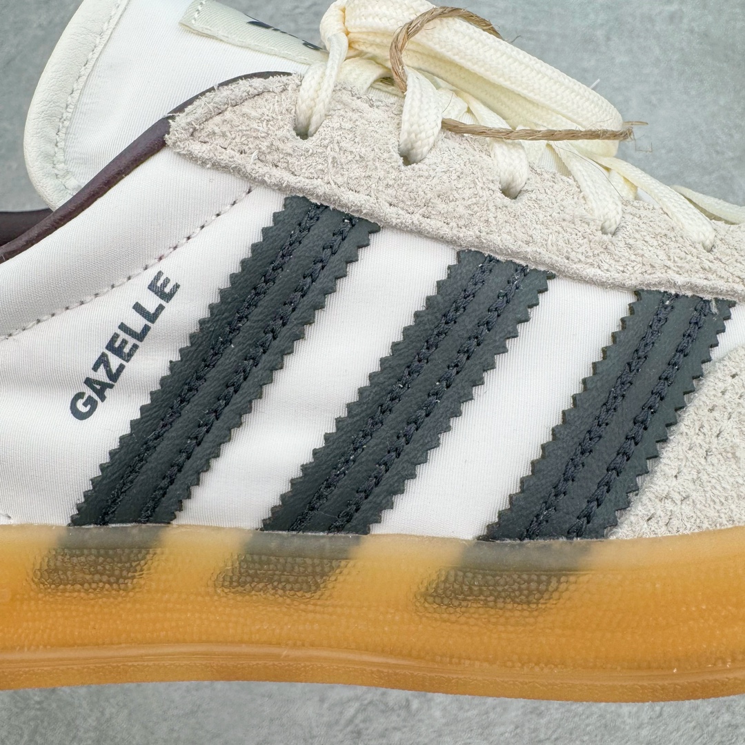 图片[11]-＃MF AD Original Gazelle Indoor Trainers 瞪羚室内鞋系列低帮复古百搭休闲运动德训风板鞋 联名白黑 IH9985 高端零售特供批次 原厂定制长毛翻毛皮组合环保纤维革鞋面材质 内置环保海玻璃鞋垫 外置RB橡胶大底 产品品控稳定性领先行业 原厂全套原楦原纸板冲刀磨具开发 原厂皮料加持 原厂港宝加持定型后跟R度完美 将复古进行到底 简约流畅 三十年不变经典 这款Gazelle运动鞋 无论面料、配色、质感或设计 都只在重现其1991年原款的经典 皮革鞋面 撞色三条纹和鞋跟标的设计 力求呈现90年代的经典复古风潮 Samba火热的同时 也带动了其它的复古鞋型 Gazelle便是其中一只 Gazelle Indoor拥有包边更宽的T字型鞋头 更好的保护运动员的前掌 浓浓的复古氛围感 非常适合现在流行的Cleanfit风格 尺码：35.5 36 36⅔ 37⅓ 38 38⅔ 39⅓ 40 40⅔ 41⅓ 42 42⅔ 43⅓ 44 44⅔ 45-选品中心