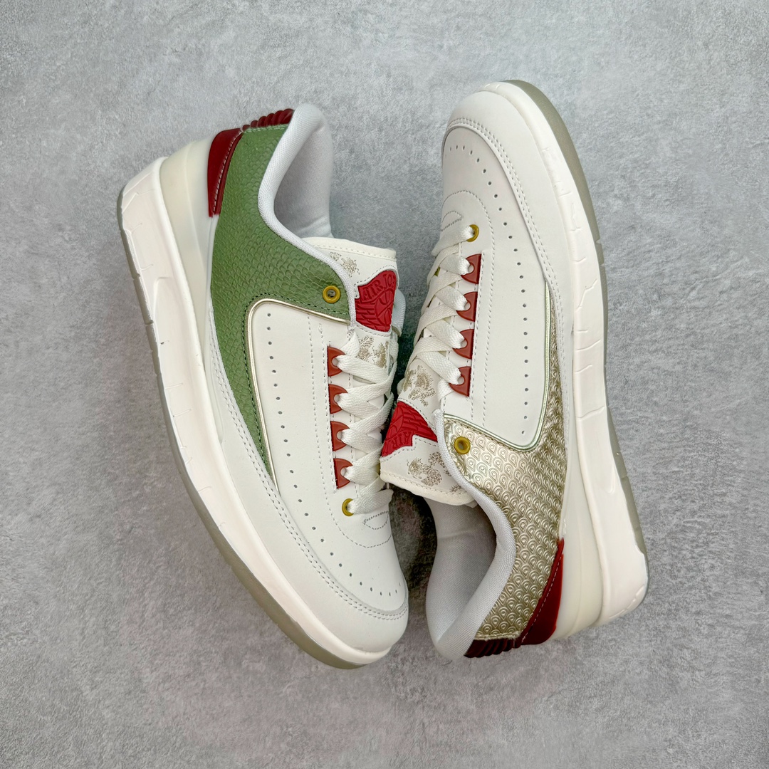 图片[3]-Air Jordan AJ2 Retro Low\’Year of the Dragon\’ 低帮龙年限定 FJ6871-100 设计灵感源自中国十二生肖中唯一一种带有神话色彩的动物，以节日配色结合金色细节彰显优雅格调。此鞋款仅发售 2024双，每双球鞋的鞋舌上都自带独特编号。此外，每双鞋都随附一个红包，内含寓示好运连连的 Jumpman Logo 吊饰。别忘了解锁这个隐藏彩蛋！尺码：36 36.5 37.5 38 38.5 39 40 40.5 41 42 42.5 43 44 44.5 45 46-选品中心