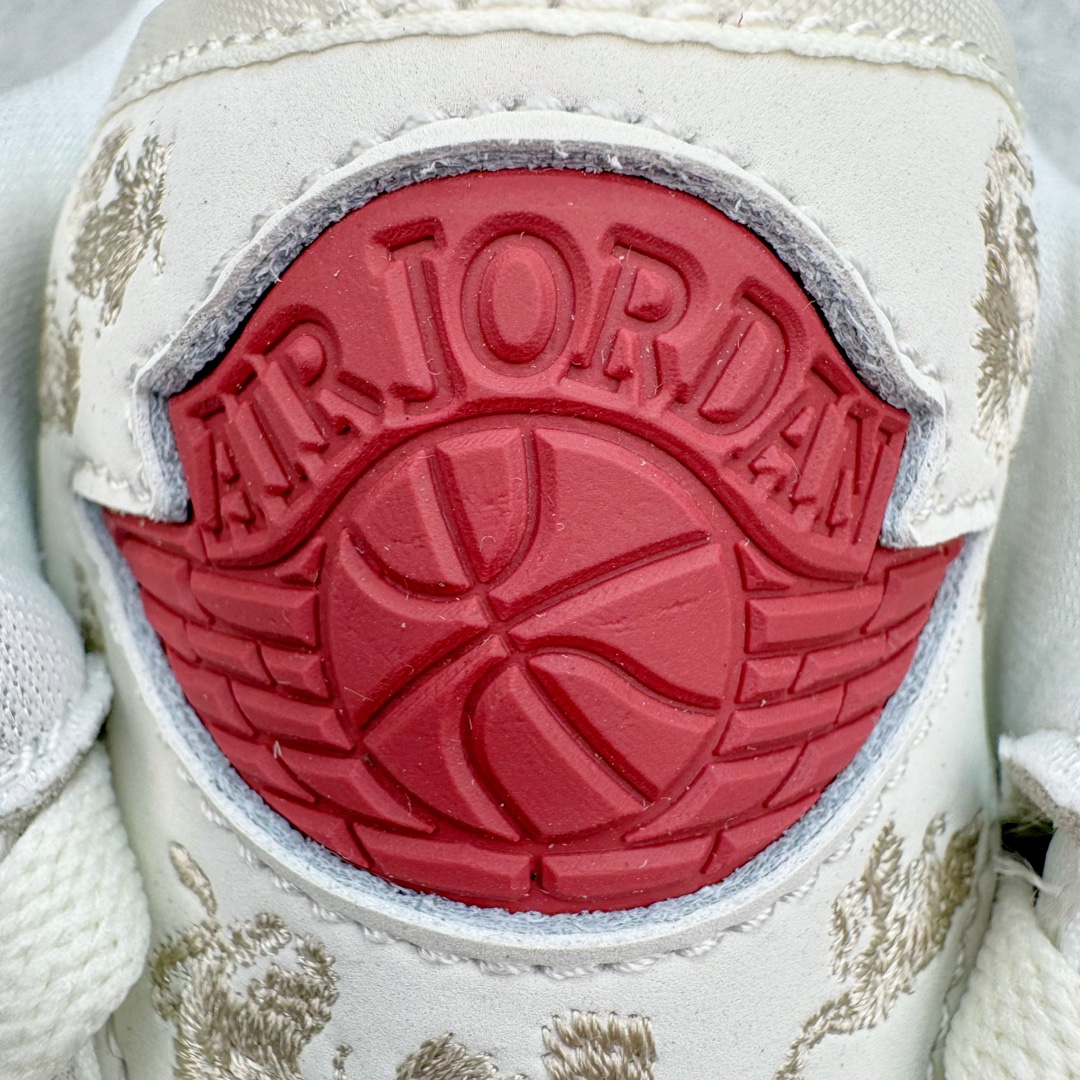 图片[10]-Air Jordan AJ2 Retro Low\’Year of the Dragon\’ 低帮龙年限定 FJ6871-100 设计灵感源自中国十二生肖中唯一一种带有神话色彩的动物，以节日配色结合金色细节彰显优雅格调。此鞋款仅发售 2024双，每双球鞋的鞋舌上都自带独特编号。此外，每双鞋都随附一个红包，内含寓示好运连连的 Jumpman Logo 吊饰。别忘了解锁这个隐藏彩蛋！尺码：36 36.5 37.5 38 38.5 39 40 40.5 41 42 42.5 43 44 44.5 45 46-选品中心