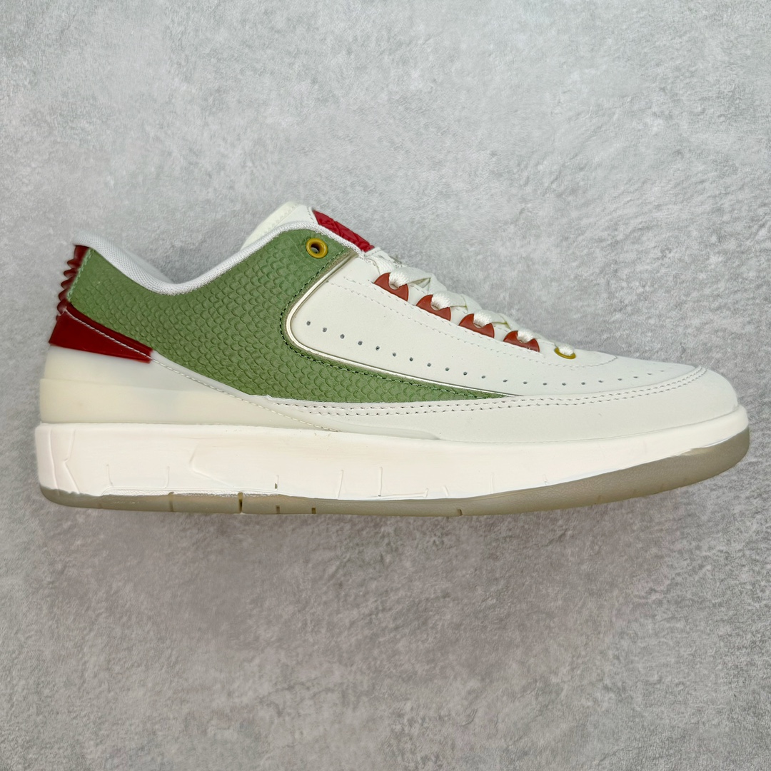 Air Jordan AJ2 Retro Low\’Year of the Dragon\’ 低帮龙年限定 FJ6871-100 设计灵感源自中国十二生肖中唯一一种带有神话色彩的动物，以节日配色结合金色细节彰显优雅格调。此鞋款仅发售 2024双，每双球鞋的鞋舌上都自带独特编号。此外，每双鞋都随附一个红包，内含寓示好运连连的 Jumpman Logo 吊饰。别忘了解锁这个隐藏彩蛋！尺码：36 36.5 37.5 38 38.5 39 40 40.5 41 42 42.5 43 44 44.5 45 46-选品中心