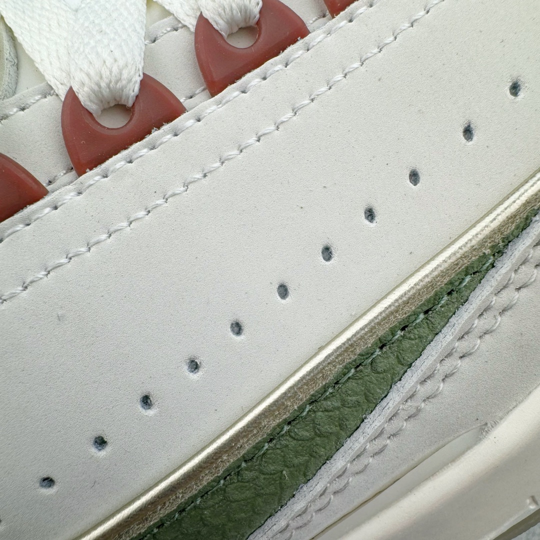 图片[12]-Air Jordan AJ2 Retro Low\’Year of the Dragon\’ 低帮龙年限定 FJ6871-100 设计灵感源自中国十二生肖中唯一一种带有神话色彩的动物，以节日配色结合金色细节彰显优雅格调。此鞋款仅发售 2024双，每双球鞋的鞋舌上都自带独特编号。此外，每双鞋都随附一个红包，内含寓示好运连连的 Jumpman Logo 吊饰。别忘了解锁这个隐藏彩蛋！尺码：36 36.5 37.5 38 38.5 39 40 40.5 41 42 42.5 43 44 44.5 45 46-选品中心