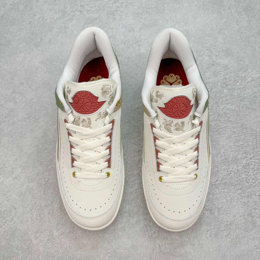 图片[2]-Air Jordan AJ2 Retro Low\’Year of the Dragon\’ 低帮龙年限定 FJ6871-100 设计灵感源自中国十二生肖中唯一一种带有神话色彩的动物，以节日配色结合金色细节彰显优雅格调。此鞋款仅发售 2024双，每双球鞋的鞋舌上都自带独特编号。此外，每双鞋都随附一个红包，内含寓示好运连连的 Jumpman Logo 吊饰。别忘了解锁这个隐藏彩蛋！尺码：36 36.5 37.5 38 38.5 39 40 40.5 41 42 42.5 43 44 44.5 45 46-选品中心