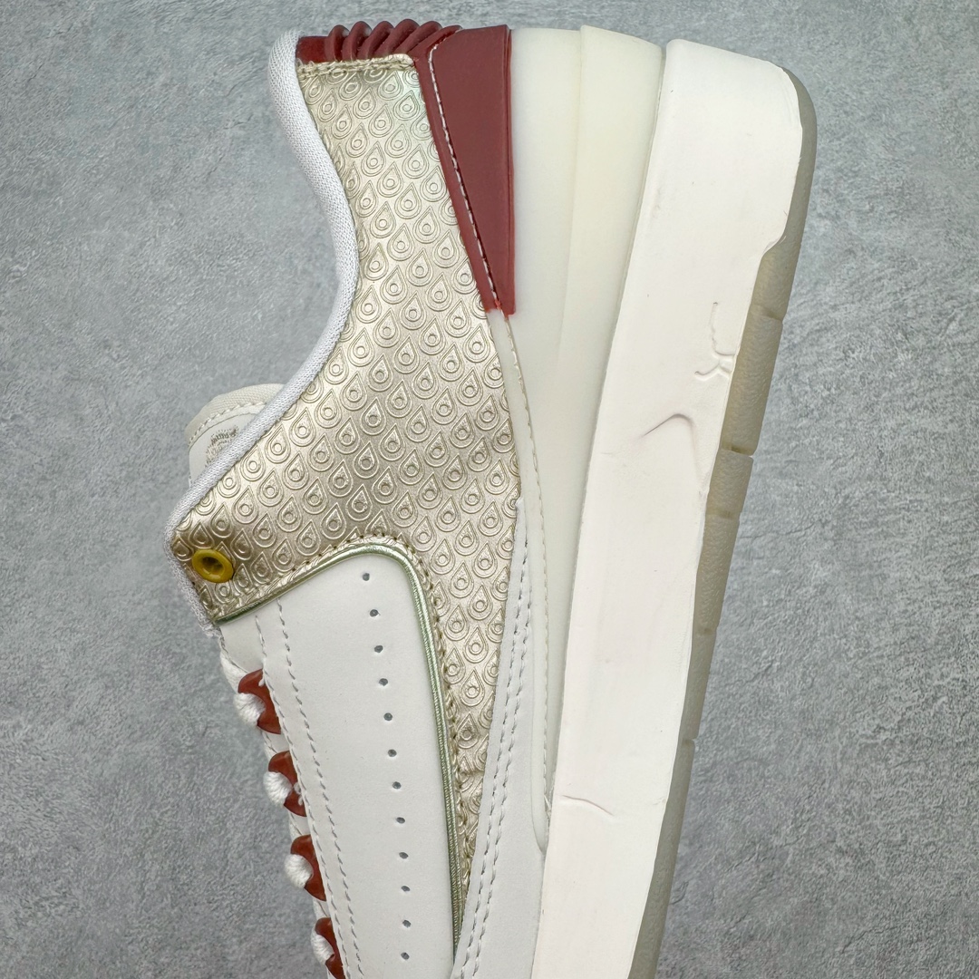 图片[7]-Air Jordan AJ2 Retro Low\’Year of the Dragon\’ 低帮龙年限定 FJ6871-100 设计灵感源自中国十二生肖中唯一一种带有神话色彩的动物，以节日配色结合金色细节彰显优雅格调。此鞋款仅发售 2024双，每双球鞋的鞋舌上都自带独特编号。此外，每双鞋都随附一个红包，内含寓示好运连连的 Jumpman Logo 吊饰。别忘了解锁这个隐藏彩蛋！尺码：36 36.5 37.5 38 38.5 39 40 40.5 41 42 42.5 43 44 44.5 45 46-选品中心