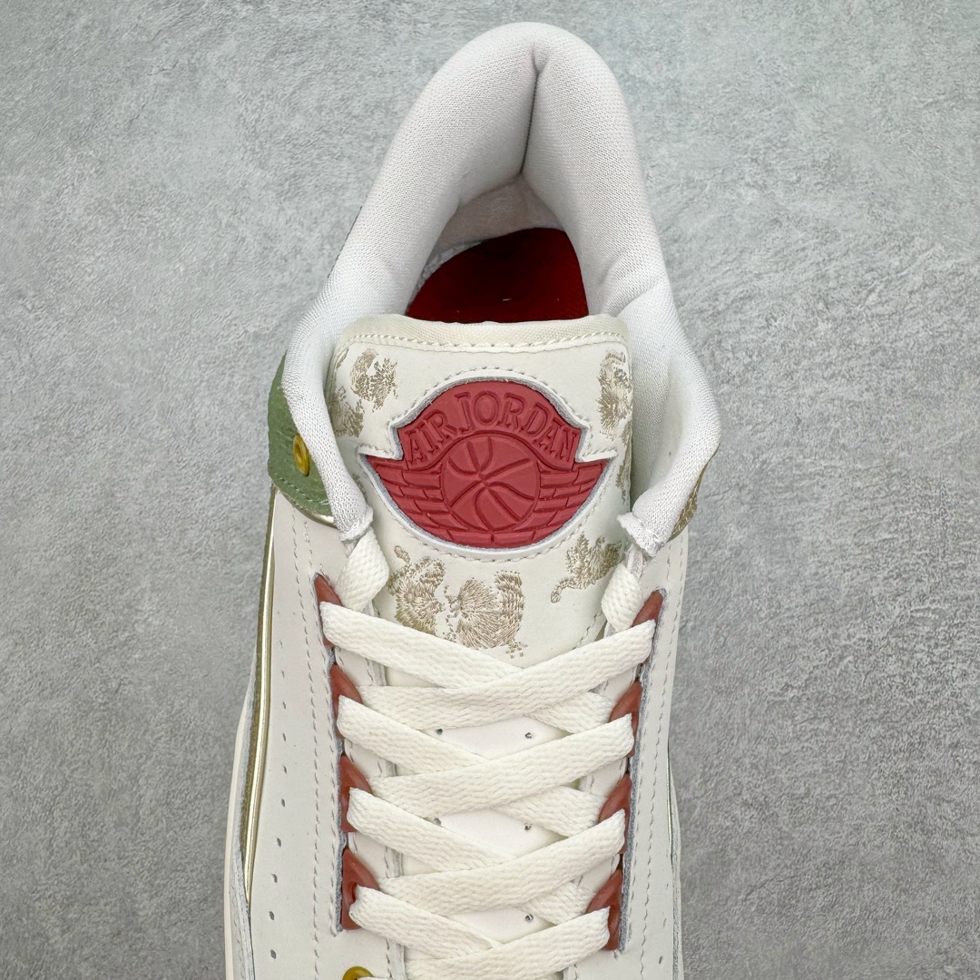 图片[5]-Air Jordan AJ2 Retro Low\’Year of the Dragon\’ 低帮龙年限定 FJ6871-100 设计灵感源自中国十二生肖中唯一一种带有神话色彩的动物，以节日配色结合金色细节彰显优雅格调。此鞋款仅发售 2024双，每双球鞋的鞋舌上都自带独特编号。此外，每双鞋都随附一个红包，内含寓示好运连连的 Jumpman Logo 吊饰。别忘了解锁这个隐藏彩蛋！尺码：36 36.5 37.5 38 38.5 39 40 40.5 41 42 42.5 43 44 44.5 45 46-选品中心