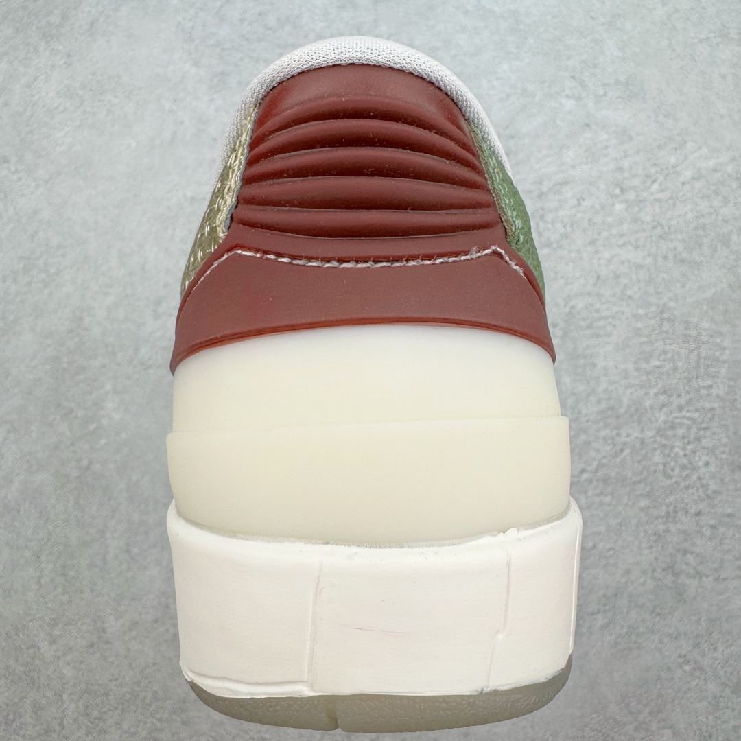 图片[8]-Air Jordan AJ2 Retro Low\’Year of the Dragon\’ 低帮龙年限定 FJ6871-100 设计灵感源自中国十二生肖中唯一一种带有神话色彩的动物，以节日配色结合金色细节彰显优雅格调。此鞋款仅发售 2024双，每双球鞋的鞋舌上都自带独特编号。此外，每双鞋都随附一个红包，内含寓示好运连连的 Jumpman Logo 吊饰。别忘了解锁这个隐藏彩蛋！尺码：36 36.5 37.5 38 38.5 39 40 40.5 41 42 42.5 43 44 44.5 45 46-选品中心
