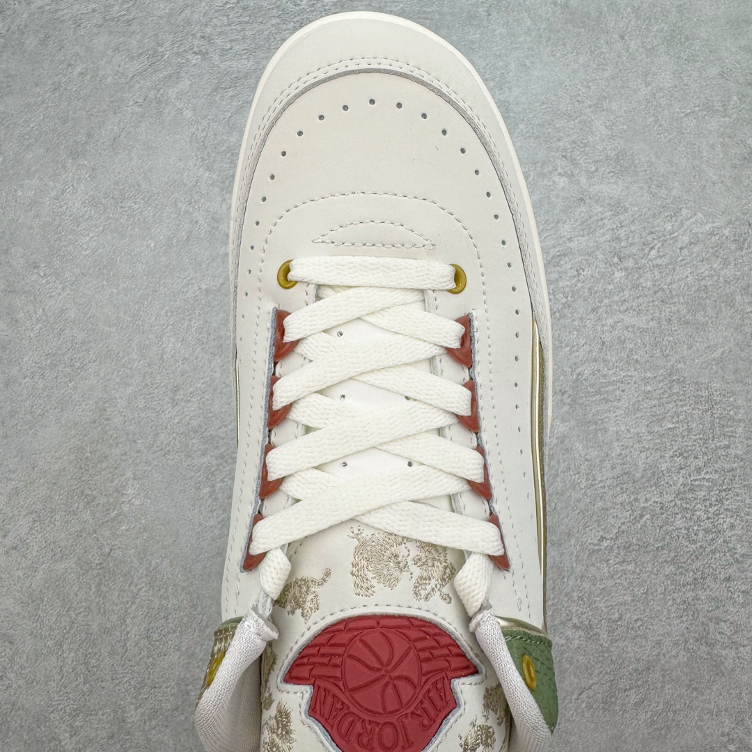 图片[4]-Air Jordan AJ2 Retro Low\’Year of the Dragon\’ 低帮龙年限定 FJ6871-100 设计灵感源自中国十二生肖中唯一一种带有神话色彩的动物，以节日配色结合金色细节彰显优雅格调。此鞋款仅发售 2024双，每双球鞋的鞋舌上都自带独特编号。此外，每双鞋都随附一个红包，内含寓示好运连连的 Jumpman Logo 吊饰。别忘了解锁这个隐藏彩蛋！尺码：36 36.5 37.5 38 38.5 39 40 40.5 41 42 42.5 43 44 44.5 45 46-选品中心