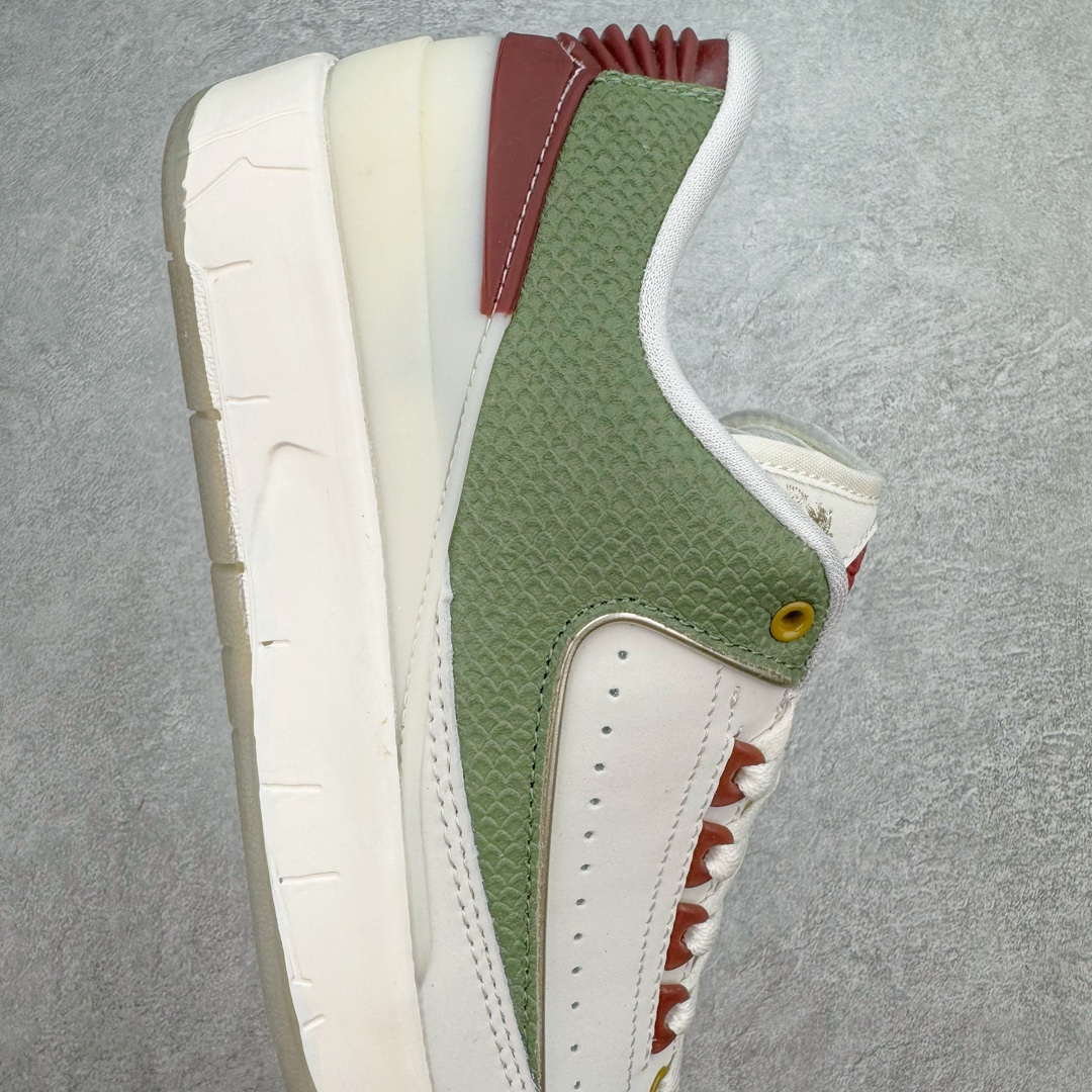 图片[6]-Air Jordan AJ2 Retro Low\’Year of the Dragon\’ 低帮龙年限定 FJ6871-100 设计灵感源自中国十二生肖中唯一一种带有神话色彩的动物，以节日配色结合金色细节彰显优雅格调。此鞋款仅发售 2024双，每双球鞋的鞋舌上都自带独特编号。此外，每双鞋都随附一个红包，内含寓示好运连连的 Jumpman Logo 吊饰。别忘了解锁这个隐藏彩蛋！尺码：36 36.5 37.5 38 38.5 39 40 40.5 41 42 42.5 43 44 44.5 45 46-选品中心