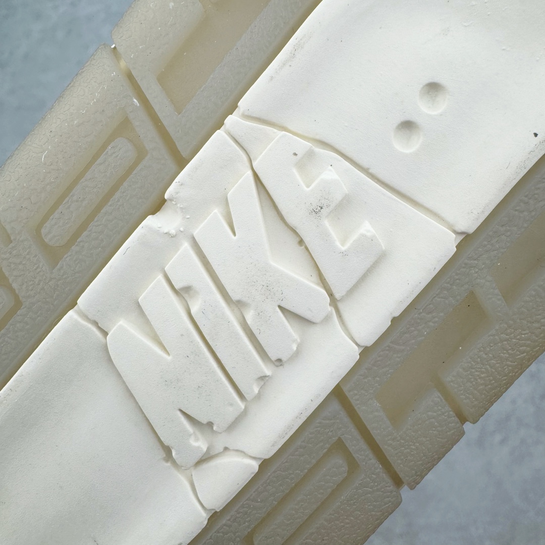 图片[13]-Air Jordan AJ2 Retro Low\’Year of the Dragon\’ 低帮龙年限定 FJ6871-100 设计灵感源自中国十二生肖中唯一一种带有神话色彩的动物，以节日配色结合金色细节彰显优雅格调。此鞋款仅发售 2024双，每双球鞋的鞋舌上都自带独特编号。此外，每双鞋都随附一个红包，内含寓示好运连连的 Jumpman Logo 吊饰。别忘了解锁这个隐藏彩蛋！尺码：36 36.5 37.5 38 38.5 39 40 40.5 41 42 42.5 43 44 44.5 45 46-选品中心