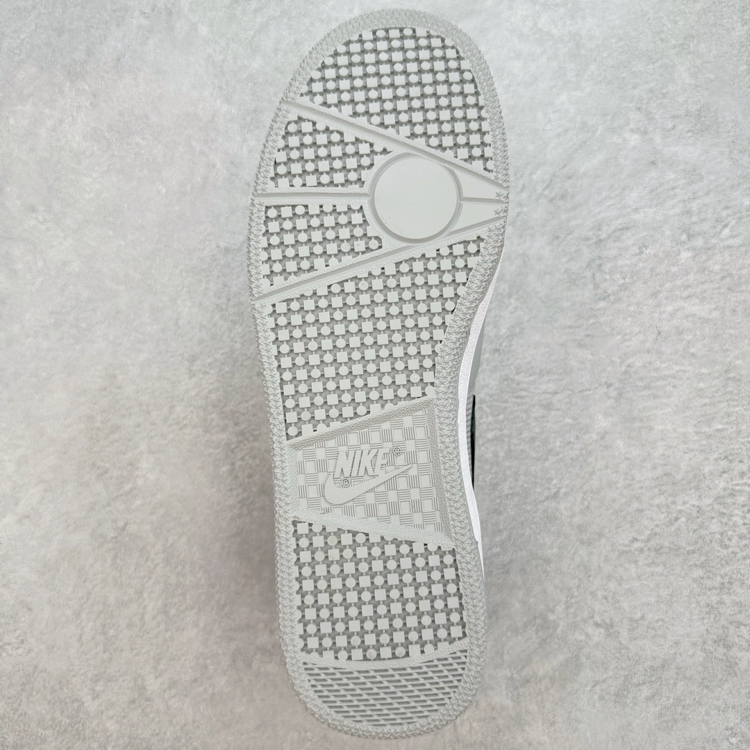 图片[9]-＃AY纯原 Travis Scott x NK Mac Attack 复古时尚滑板鞋 联名灰黑 货号：HF4198-001 该鞋款最初于1984年为网球运动员约翰-麦肯罗打造 其复古的颜值也受到众多大佬的喜爱 此前Travis Scott就曾多次在社交场合上脚 全新的\\\”Red Crush\\\”鞋身同样以网眼和皮革材质拼接打造 整体以纯色为主色调 搭配Swoosh等细节点缀 颜值十分简约 此外鞋舌标签也同样以特殊的格纹样式设计 营造出复古的氛围 后跟鞋帮部分的Nike字样以白色呈现 内衬上还带有特殊的货号以及尺码字样 尺码：39 40 40.5 41 42 42.5 43 44 44.5 45 46-选品中心