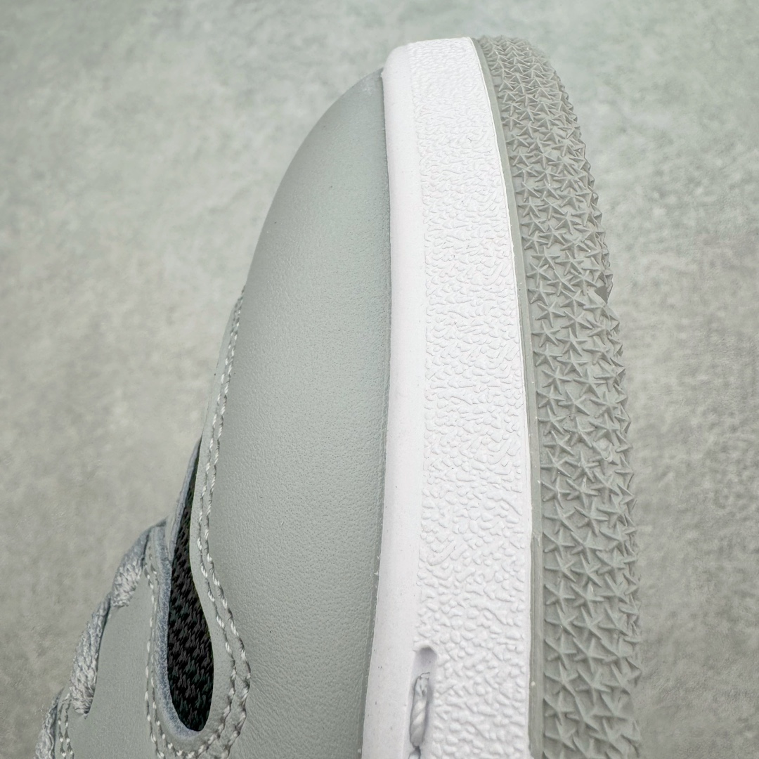 图片[18]-＃AY纯原 Travis Scott x NK Mac Attack 复古时尚滑板鞋 联名灰黑 货号：HF4198-001 该鞋款最初于1984年为网球运动员约翰-麦肯罗打造 其复古的颜值也受到众多大佬的喜爱 此前Travis Scott就曾多次在社交场合上脚 全新的\\\”Red Crush\\\”鞋身同样以网眼和皮革材质拼接打造 整体以纯色为主色调 搭配Swoosh等细节点缀 颜值十分简约 此外鞋舌标签也同样以特殊的格纹样式设计 营造出复古的氛围 后跟鞋帮部分的Nike字样以白色呈现 内衬上还带有特殊的货号以及尺码字样 尺码：39 40 40.5 41 42 42.5 43 44 44.5 45 46-选品中心