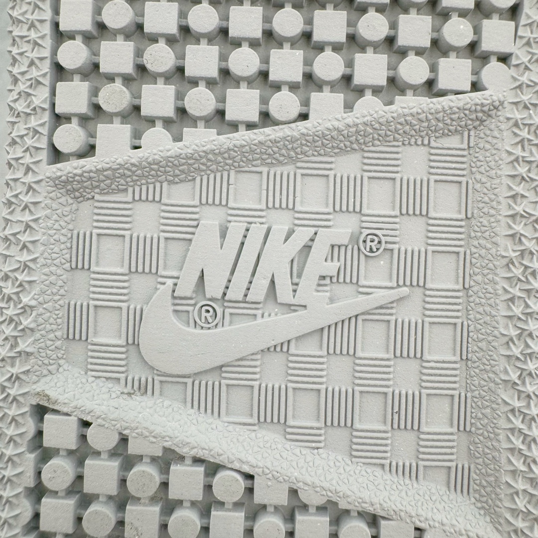 图片[16]-＃AY纯原 Travis Scott x NK Mac Attack 复古时尚滑板鞋 联名灰黑 货号：HF4198-001 该鞋款最初于1984年为网球运动员约翰-麦肯罗打造 其复古的颜值也受到众多大佬的喜爱 此前Travis Scott就曾多次在社交场合上脚 全新的\\\”Red Crush\\\”鞋身同样以网眼和皮革材质拼接打造 整体以纯色为主色调 搭配Swoosh等细节点缀 颜值十分简约 此外鞋舌标签也同样以特殊的格纹样式设计 营造出复古的氛围 后跟鞋帮部分的Nike字样以白色呈现 内衬上还带有特殊的货号以及尺码字样 尺码：39 40 40.5 41 42 42.5 43 44 44.5 45 46-选品中心