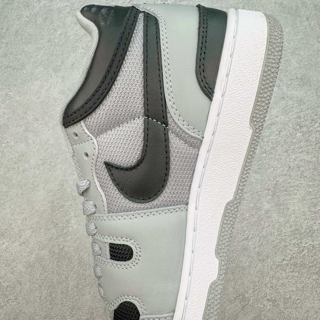 图片[7]-＃AY纯原 Travis Scott x NK Mac Attack 复古时尚滑板鞋 联名灰黑 货号：HF4198-001 该鞋款最初于1984年为网球运动员约翰-麦肯罗打造 其复古的颜值也受到众多大佬的喜爱 此前Travis Scott就曾多次在社交场合上脚 全新的\\\”Red Crush\\\”鞋身同样以网眼和皮革材质拼接打造 整体以纯色为主色调 搭配Swoosh等细节点缀 颜值十分简约 此外鞋舌标签也同样以特殊的格纹样式设计 营造出复古的氛围 后跟鞋帮部分的Nike字样以白色呈现 内衬上还带有特殊的货号以及尺码字样 尺码：39 40 40.5 41 42 42.5 43 44 44.5 45 46-选品中心