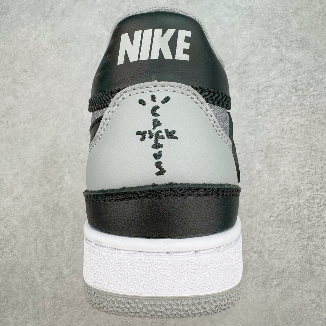 图片[8]-＃AY纯原 Travis Scott x NK Mac Attack 复古时尚滑板鞋 联名灰黑 货号：HF4198-001 该鞋款最初于1984年为网球运动员约翰-麦肯罗打造 其复古的颜值也受到众多大佬的喜爱 此前Travis Scott就曾多次在社交场合上脚 全新的\\\”Red Crush\\\”鞋身同样以网眼和皮革材质拼接打造 整体以纯色为主色调 搭配Swoosh等细节点缀 颜值十分简约 此外鞋舌标签也同样以特殊的格纹样式设计 营造出复古的氛围 后跟鞋帮部分的Nike字样以白色呈现 内衬上还带有特殊的货号以及尺码字样 尺码：39 40 40.5 41 42 42.5 43 44 44.5 45 46-选品中心