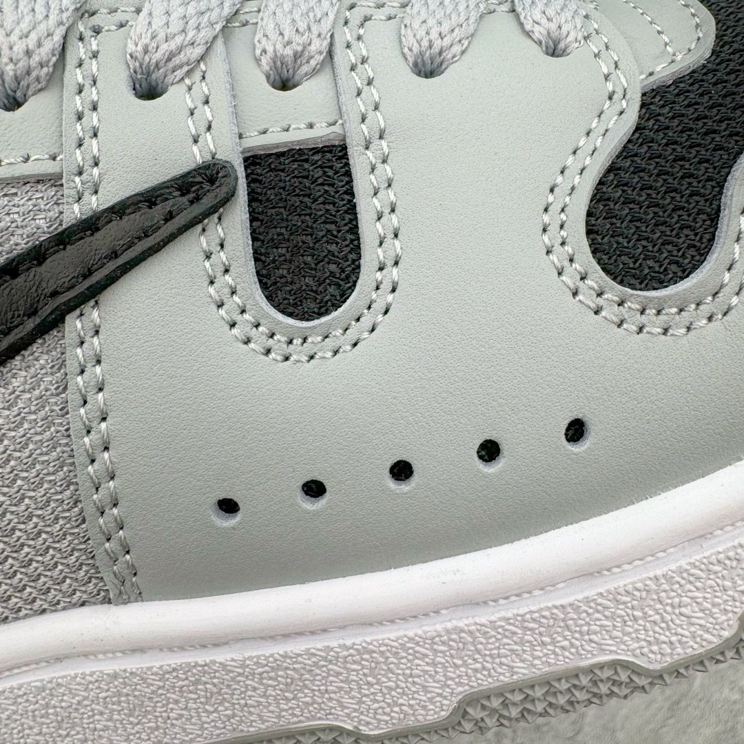 图片[11]-＃AY纯原 Travis Scott x NK Mac Attack 复古时尚滑板鞋 联名灰黑 货号：HF4198-001 该鞋款最初于1984年为网球运动员约翰-麦肯罗打造 其复古的颜值也受到众多大佬的喜爱 此前Travis Scott就曾多次在社交场合上脚 全新的\\\”Red Crush\\\”鞋身同样以网眼和皮革材质拼接打造 整体以纯色为主色调 搭配Swoosh等细节点缀 颜值十分简约 此外鞋舌标签也同样以特殊的格纹样式设计 营造出复古的氛围 后跟鞋帮部分的Nike字样以白色呈现 内衬上还带有特殊的货号以及尺码字样 尺码：39 40 40.5 41 42 42.5 43 44 44.5 45 46-选品中心