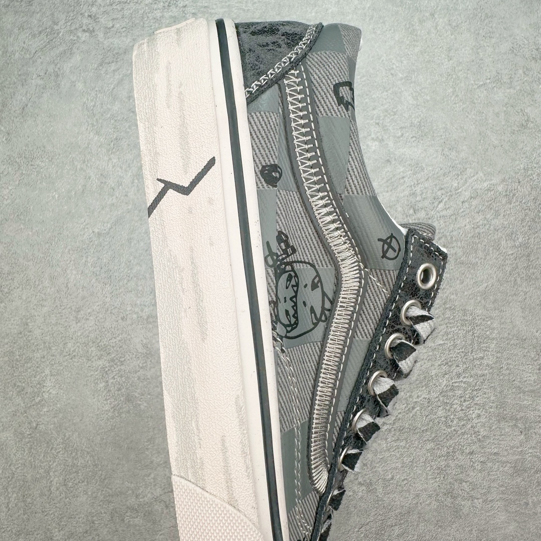 图片[6]-HIRONO x Vans UA Style 36Va 泡泡玛特小野联名 Style 36 鞋面是以裂纹皮革与帆布制成鞋头与后跟以灰黑色的裂纹皮革打造 鞋身两侧以 Vans最经典的棋盘格图案示人并且在这些格子中我们还能发现Hirono的身影。鞋身两侧的侧边条纹在传统的皮革上还加入了Z字型刺绣，提升细节 货号：VN000CDEN43 尺码：35-44（36.5 38.5 40.5 42.5）-选品中心