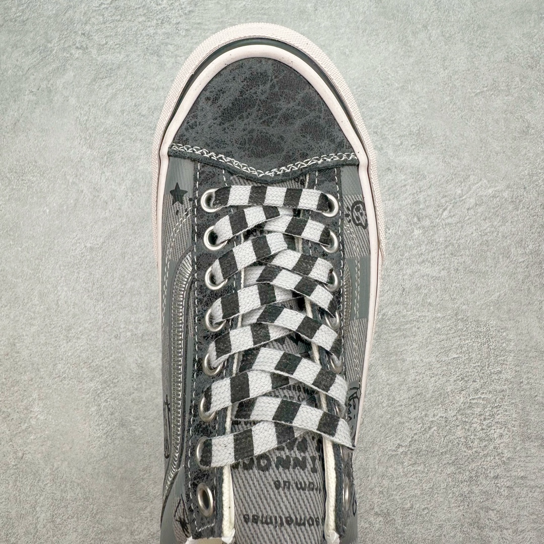 图片[4]-HIRONO x Vans UA Style 36Va 泡泡玛特小野联名 Style 36 鞋面是以裂纹皮革与帆布制成鞋头与后跟以灰黑色的裂纹皮革打造 鞋身两侧以 Vans最经典的棋盘格图案示人并且在这些格子中我们还能发现Hirono的身影。鞋身两侧的侧边条纹在传统的皮革上还加入了Z字型刺绣，提升细节 货号：VN000CDEN43 尺码：35-44（36.5 38.5 40.5 42.5）-选品中心
