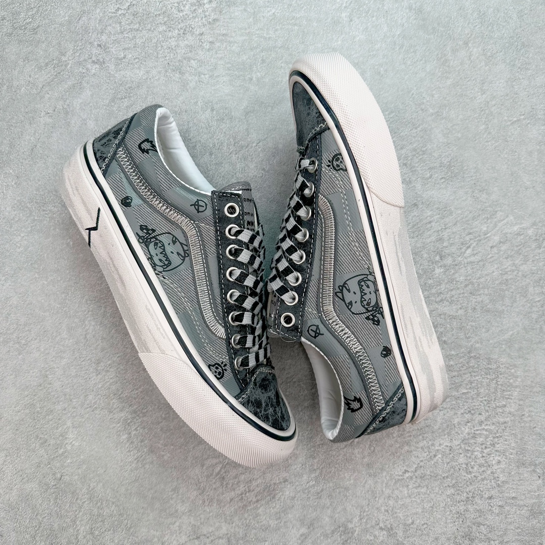 图片[3]-HIRONO x Vans UA Style 36Va 泡泡玛特小野联名 Style 36 鞋面是以裂纹皮革与帆布制成鞋头与后跟以灰黑色的裂纹皮革打造 鞋身两侧以 Vans最经典的棋盘格图案示人并且在这些格子中我们还能发现Hirono的身影。鞋身两侧的侧边条纹在传统的皮革上还加入了Z字型刺绣，提升细节 货号：VN000CDEN43 尺码：35-44（36.5 38.5 40.5 42.5）-选品中心