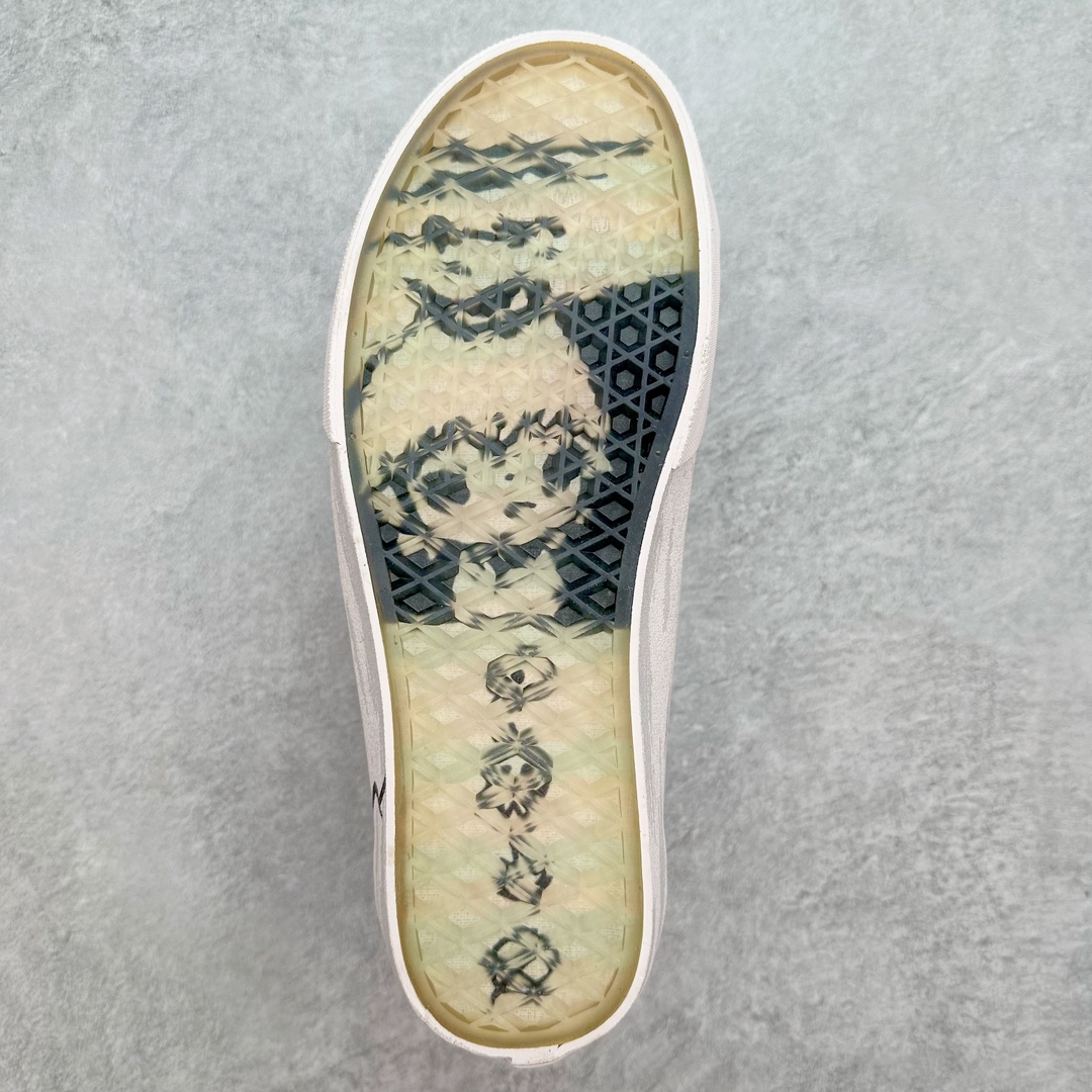 图片[9]-HIRONO x Vans UA Style 36Va 泡泡玛特小野联名 Style 36 鞋面是以裂纹皮革与帆布制成鞋头与后跟以灰黑色的裂纹皮革打造 鞋身两侧以 Vans最经典的棋盘格图案示人并且在这些格子中我们还能发现Hirono的身影。鞋身两侧的侧边条纹在传统的皮革上还加入了Z字型刺绣，提升细节 货号：VN000CDEN43 尺码：35-44（36.5 38.5 40.5 42.5）-选品中心