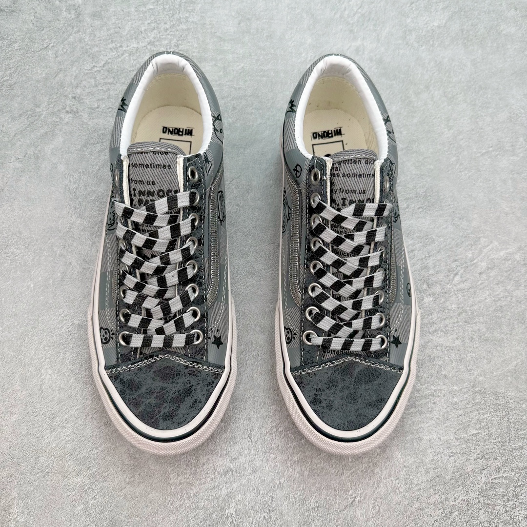 图片[2]-HIRONO x Vans UA Style 36Va 泡泡玛特小野联名 Style 36 鞋面是以裂纹皮革与帆布制成鞋头与后跟以灰黑色的裂纹皮革打造 鞋身两侧以 Vans最经典的棋盘格图案示人并且在这些格子中我们还能发现Hirono的身影。鞋身两侧的侧边条纹在传统的皮革上还加入了Z字型刺绣，提升细节 货号：VN000CDEN43 尺码：35-44（36.5 38.5 40.5 42.5）-选品中心