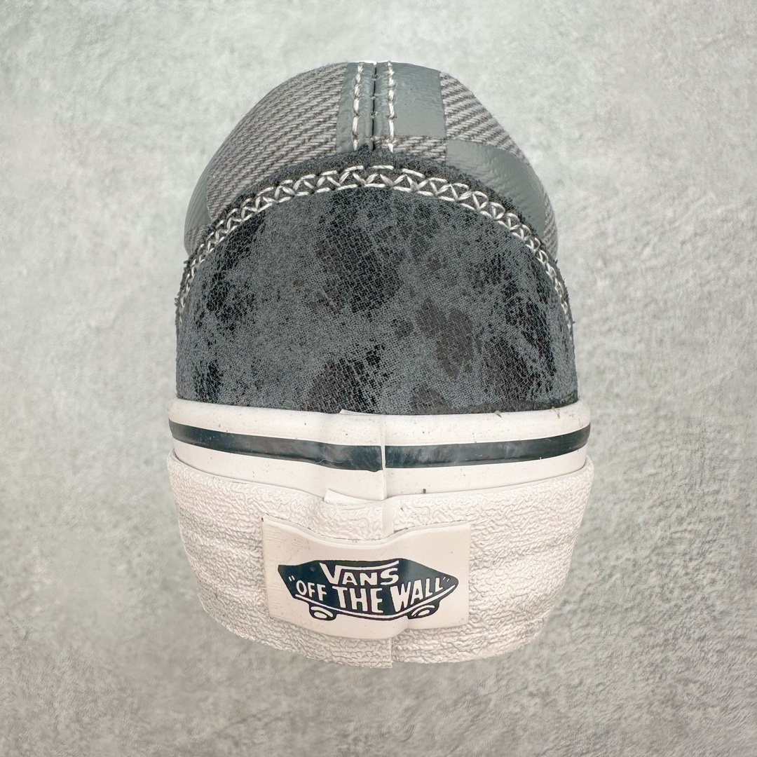 图片[8]-HIRONO x Vans UA Style 36Va 泡泡玛特小野联名 Style 36 鞋面是以裂纹皮革与帆布制成鞋头与后跟以灰黑色的裂纹皮革打造 鞋身两侧以 Vans最经典的棋盘格图案示人并且在这些格子中我们还能发现Hirono的身影。鞋身两侧的侧边条纹在传统的皮革上还加入了Z字型刺绣，提升细节 货号：VN000CDEN43 尺码：35-44（36.5 38.5 40.5 42.5）-选品中心