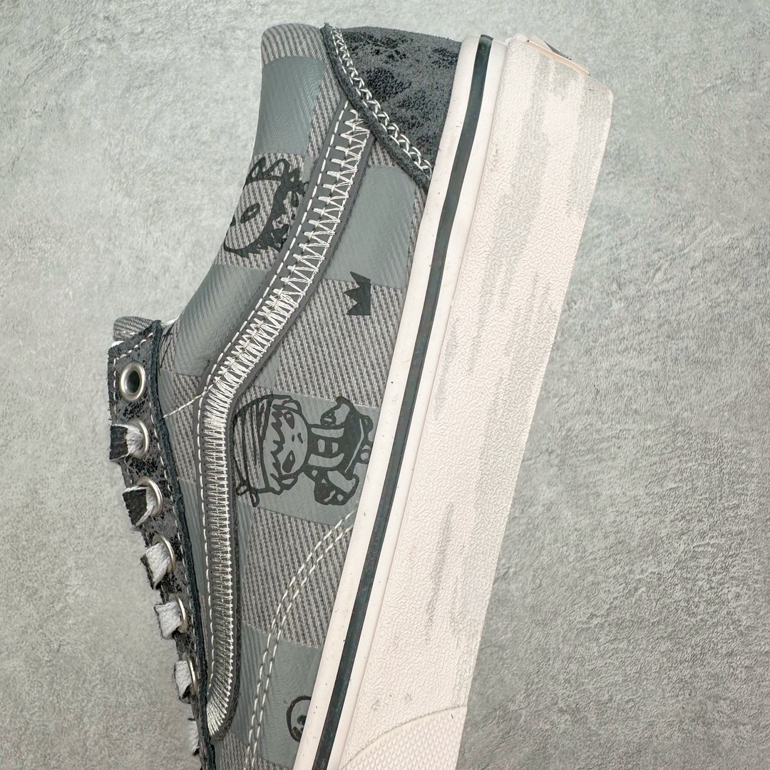 图片[7]-HIRONO x Vans UA Style 36Va 泡泡玛特小野联名 Style 36 鞋面是以裂纹皮革与帆布制成鞋头与后跟以灰黑色的裂纹皮革打造 鞋身两侧以 Vans最经典的棋盘格图案示人并且在这些格子中我们还能发现Hirono的身影。鞋身两侧的侧边条纹在传统的皮革上还加入了Z字型刺绣，提升细节 货号：VN000CDEN43 尺码：35-44（36.5 38.5 40.5 42.5）-选品中心