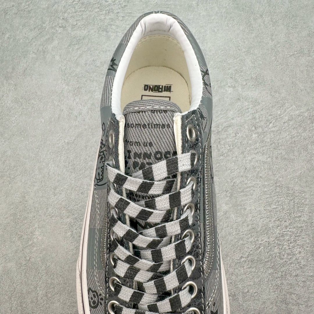 图片[5]-HIRONO x Vans UA Style 36Va 泡泡玛特小野联名 Style 36 鞋面是以裂纹皮革与帆布制成鞋头与后跟以灰黑色的裂纹皮革打造 鞋身两侧以 Vans最经典的棋盘格图案示人并且在这些格子中我们还能发现Hirono的身影。鞋身两侧的侧边条纹在传统的皮革上还加入了Z字型刺绣，提升细节 货号：VN000CDEN43 尺码：35-44（36.5 38.5 40.5 42.5）-选品中心