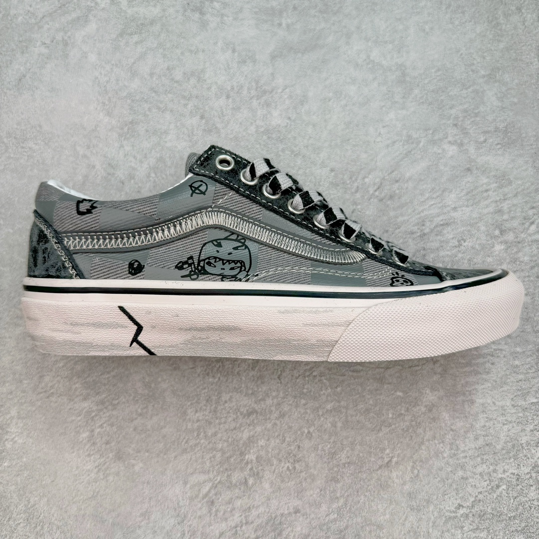 HIRONO x Vans UA Style 36Va 泡泡玛特小野联名 Style 36 鞋面是以裂纹皮革与帆布制成鞋头与后跟以灰黑色的裂纹皮革打造 鞋身两侧以 Vans最经典的棋盘格图案示人并且在这些格子中我们还能发现Hirono的身影。鞋身两侧的侧边条纹在传统的皮革上还加入了Z字型刺绣，提升细节 货号：VN000CDEN43 尺码：35-44（36.5 38.5 40.5 42.5）-选品中心