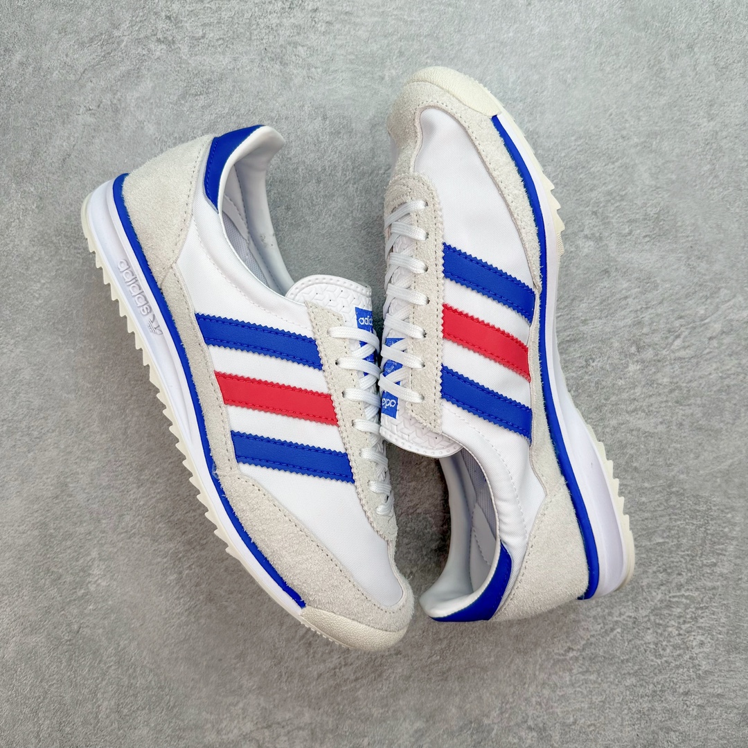 图片[3]-AD SL72 RS系列德训足球风百搭低帮休闲运动板鞋 FV4430 阿迪达斯Originals推出复古「T头鞋」造型的SL72鞋款复刻，有男女两款可选。男生款为SL72RS，鞋型挺立饱满，鞋底增加高度，采用麂皮与布面制作，符合复古氛围；女生款为SL72OGW，致敬经典款式，鞋身纤细，还原70年代设计，以绿色呈现，点缀金色细节。多款配色可选。「T 头鞋」这两年有多火大家见到了吧？明星、穿搭博主几乎人手一双，凭借复古味的外观，以及亲民的价格，同样成为了不少球鞋玩家日常上脚首选。近日 adidas Originals 将有「T 头鞋」造型的诞生于 1972 年的 SL72 鞋款复刻带回，各位买鞋又有新选择了。1972 年 SL72 问世后，引领了后来阿迪达斯的跑鞋发展方向，其中「SL」代表了 Super Light，彰显了产品轻便的特性。1972 年 SL72 问世后，引领了后来阿迪达斯的跑鞋发展方向，其中「SL」代表了 Super Light，彰显了产品轻便的特性。这次 adidas Originals 延续其轻质经典的基因，带来男女两款 SL72。男生款带来 SL72 RS 鞋型，RS 意为 Reshaped（重塑），鞋款在保留了经典的外观基础上，在尼龙材质里增加了填充物，使鞋型更加挺立和饱满，鞋头则更加圆润，鞋底的 EVA 材质则增加了鞋款的高度。女生款则带来 SL72 OG W 鞋型，OG 顾名思义则是致敬经典款式，相较于 RS（Reshaped）鞋款，鞋身更加纤细，其整体鞋身轮廓、线条、细节、材质上尊崇 70 年代 SL72 的设计，还原经典味道。尺码：36 36⅔ 37⅓ 38 38⅔ 39⅓ 40 40⅔ 41⅓ 42 42⅔ 43⅓ 44 44⅔ 45-选品中心