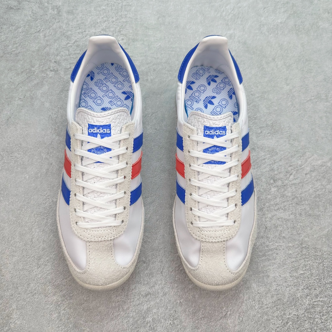 图片[2]-AD SL72 RS系列德训足球风百搭低帮休闲运动板鞋 FV4430 阿迪达斯Originals推出复古「T头鞋」造型的SL72鞋款复刻，有男女两款可选。男生款为SL72RS，鞋型挺立饱满，鞋底增加高度，采用麂皮与布面制作，符合复古氛围；女生款为SL72OGW，致敬经典款式，鞋身纤细，还原70年代设计，以绿色呈现，点缀金色细节。多款配色可选。「T 头鞋」这两年有多火大家见到了吧？明星、穿搭博主几乎人手一双，凭借复古味的外观，以及亲民的价格，同样成为了不少球鞋玩家日常上脚首选。近日 adidas Originals 将有「T 头鞋」造型的诞生于 1972 年的 SL72 鞋款复刻带回，各位买鞋又有新选择了。1972 年 SL72 问世后，引领了后来阿迪达斯的跑鞋发展方向，其中「SL」代表了 Super Light，彰显了产品轻便的特性。1972 年 SL72 问世后，引领了后来阿迪达斯的跑鞋发展方向，其中「SL」代表了 Super Light，彰显了产品轻便的特性。这次 adidas Originals 延续其轻质经典的基因，带来男女两款 SL72。男生款带来 SL72 RS 鞋型，RS 意为 Reshaped（重塑），鞋款在保留了经典的外观基础上，在尼龙材质里增加了填充物，使鞋型更加挺立和饱满，鞋头则更加圆润，鞋底的 EVA 材质则增加了鞋款的高度。女生款则带来 SL72 OG W 鞋型，OG 顾名思义则是致敬经典款式，相较于 RS（Reshaped）鞋款，鞋身更加纤细，其整体鞋身轮廓、线条、细节、材质上尊崇 70 年代 SL72 的设计，还原经典味道。尺码：36 36⅔ 37⅓ 38 38⅔ 39⅓ 40 40⅔ 41⅓ 42 42⅔ 43⅓ 44 44⅔ 45-选品中心