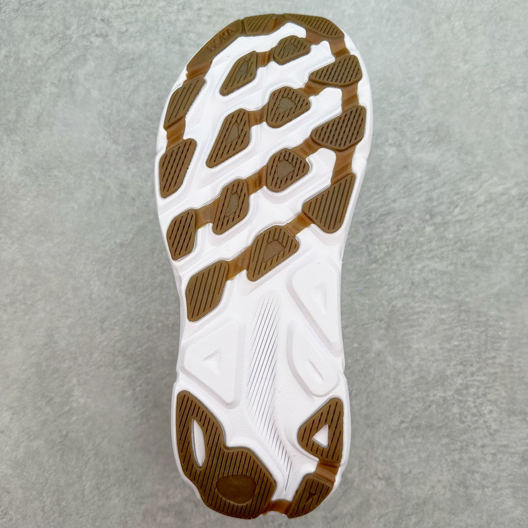 图片[9]-HOKA ONE ONE Clifton 克里夫顿9代专业性能减震公路跑步鞋 轻盈透气的针织网面和纱线的使用让鞋面更挺拔 增强鞋面的强度和支撑性能 搭配柔软的鞋舌 让双脚在舒适包裹中跑的更加畅快 全新泡棉中底 柔软的同时增强回弹性能 为不同跑者提供更平稳流畅的脚感 带来全面的缓冲保护 根据人体工程学设计的延长拉襟 后跟处弹软的海绵填充舒适固定 避免掉跟和摩擦 相比上一代光滑的内衬 Clifton 9的内衬增强了摩擦力 避免双脚在鞋内滑动 尺码：36 36.5 37.5 38 38.5 39 40 40.5 41 42 42.5 43 44 44.5 45-选品中心