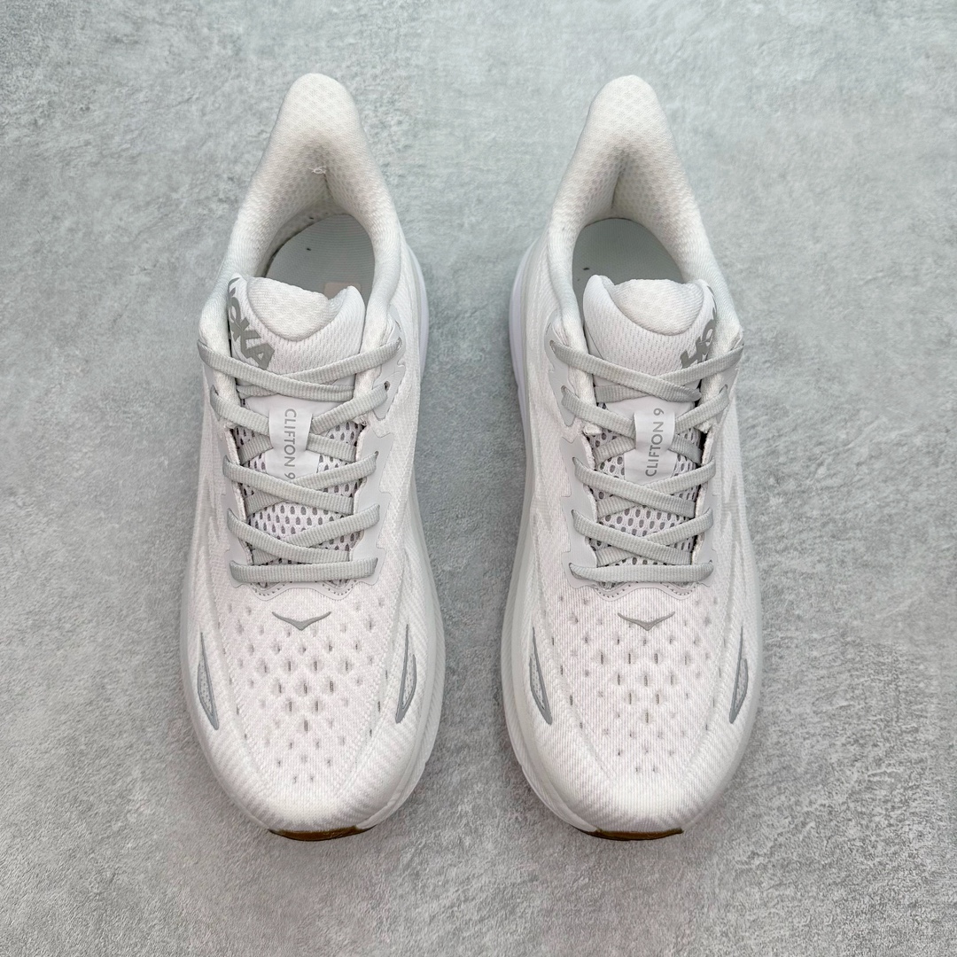 图片[2]-HOKA ONE ONE Clifton 克里夫顿9代专业性能减震公路跑步鞋 轻盈透气的针织网面和纱线的使用让鞋面更挺拔 增强鞋面的强度和支撑性能 搭配柔软的鞋舌 让双脚在舒适包裹中跑的更加畅快 全新泡棉中底 柔软的同时增强回弹性能 为不同跑者提供更平稳流畅的脚感 带来全面的缓冲保护 根据人体工程学设计的延长拉襟 后跟处弹软的海绵填充舒适固定 避免掉跟和摩擦 相比上一代光滑的内衬 Clifton 9的内衬增强了摩擦力 避免双脚在鞋内滑动 尺码：36 36.5 37.5 38 38.5 39 40 40.5 41 42 42.5 43 44 44.5 45-选品中心