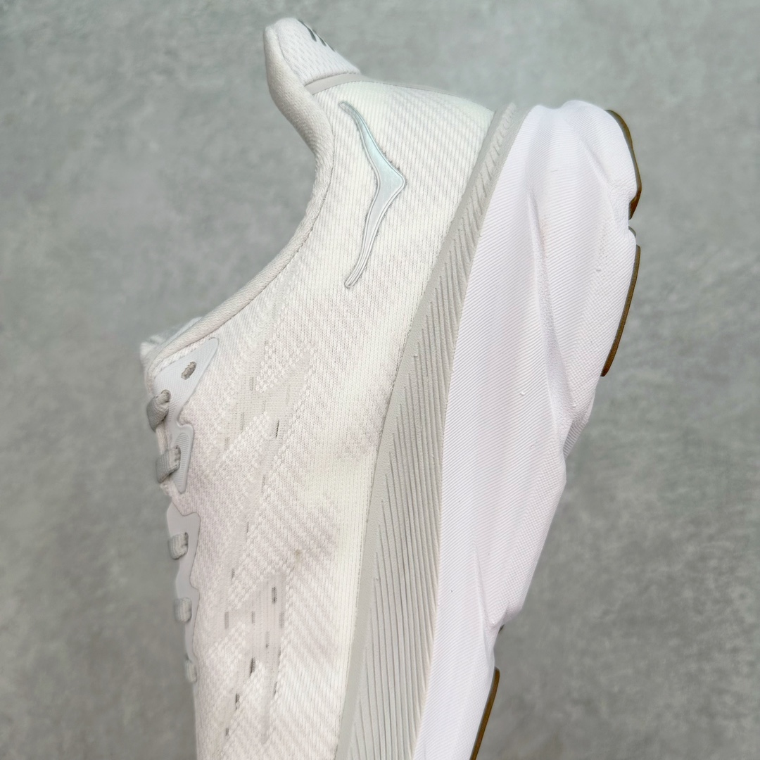 图片[7]-HOKA ONE ONE Clifton 克里夫顿9代专业性能减震公路跑步鞋 轻盈透气的针织网面和纱线的使用让鞋面更挺拔 增强鞋面的强度和支撑性能 搭配柔软的鞋舌 让双脚在舒适包裹中跑的更加畅快 全新泡棉中底 柔软的同时增强回弹性能 为不同跑者提供更平稳流畅的脚感 带来全面的缓冲保护 根据人体工程学设计的延长拉襟 后跟处弹软的海绵填充舒适固定 避免掉跟和摩擦 相比上一代光滑的内衬 Clifton 9的内衬增强了摩擦力 避免双脚在鞋内滑动 尺码：36 36.5 37.5 38 38.5 39 40 40.5 41 42 42.5 43 44 44.5 45-选品中心