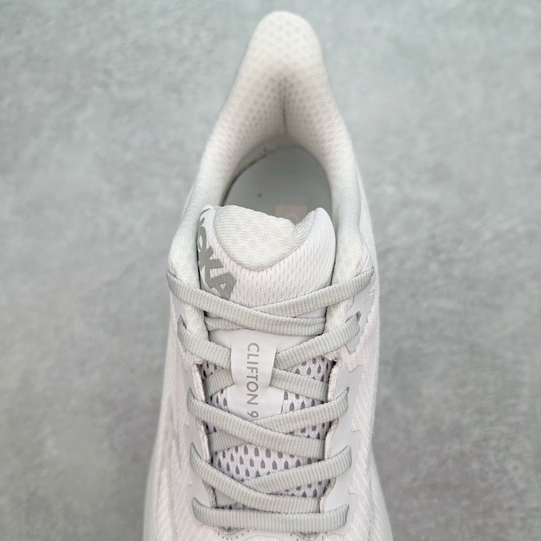 图片[5]-HOKA ONE ONE Clifton 克里夫顿9代专业性能减震公路跑步鞋 轻盈透气的针织网面和纱线的使用让鞋面更挺拔 增强鞋面的强度和支撑性能 搭配柔软的鞋舌 让双脚在舒适包裹中跑的更加畅快 全新泡棉中底 柔软的同时增强回弹性能 为不同跑者提供更平稳流畅的脚感 带来全面的缓冲保护 根据人体工程学设计的延长拉襟 后跟处弹软的海绵填充舒适固定 避免掉跟和摩擦 相比上一代光滑的内衬 Clifton 9的内衬增强了摩擦力 避免双脚在鞋内滑动 尺码：36 36.5 37.5 38 38.5 39 40 40.5 41 42 42.5 43 44 44.5 45-选品中心