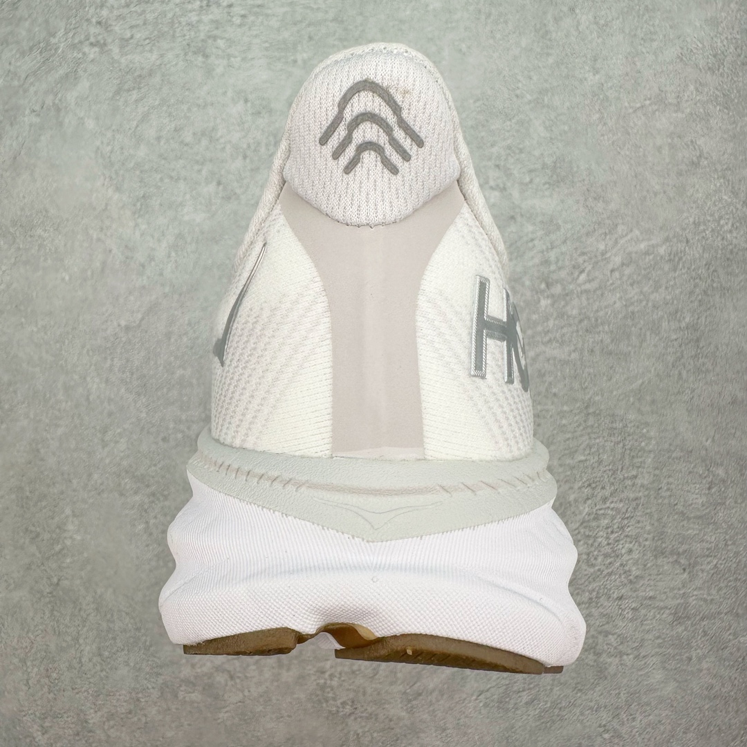 图片[8]-HOKA ONE ONE Clifton 克里夫顿9代专业性能减震公路跑步鞋 轻盈透气的针织网面和纱线的使用让鞋面更挺拔 增强鞋面的强度和支撑性能 搭配柔软的鞋舌 让双脚在舒适包裹中跑的更加畅快 全新泡棉中底 柔软的同时增强回弹性能 为不同跑者提供更平稳流畅的脚感 带来全面的缓冲保护 根据人体工程学设计的延长拉襟 后跟处弹软的海绵填充舒适固定 避免掉跟和摩擦 相比上一代光滑的内衬 Clifton 9的内衬增强了摩擦力 避免双脚在鞋内滑动 尺码：36 36.5 37.5 38 38.5 39 40 40.5 41 42 42.5 43 44 44.5 45-选品中心