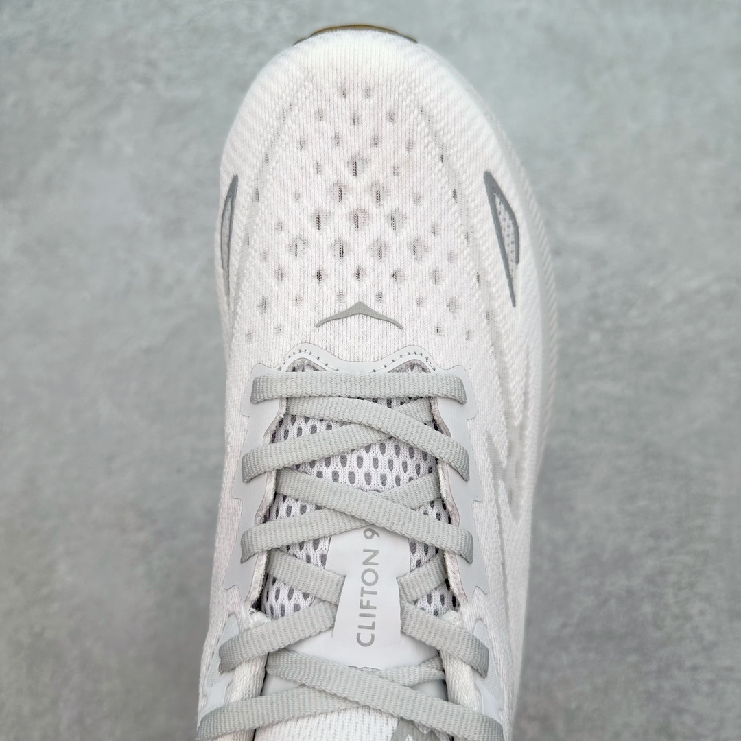 图片[4]-HOKA ONE ONE Clifton 克里夫顿9代专业性能减震公路跑步鞋 轻盈透气的针织网面和纱线的使用让鞋面更挺拔 增强鞋面的强度和支撑性能 搭配柔软的鞋舌 让双脚在舒适包裹中跑的更加畅快 全新泡棉中底 柔软的同时增强回弹性能 为不同跑者提供更平稳流畅的脚感 带来全面的缓冲保护 根据人体工程学设计的延长拉襟 后跟处弹软的海绵填充舒适固定 避免掉跟和摩擦 相比上一代光滑的内衬 Clifton 9的内衬增强了摩擦力 避免双脚在鞋内滑动 尺码：36 36.5 37.5 38 38.5 39 40 40.5 41 42 42.5 43 44 44.5 45-选品中心