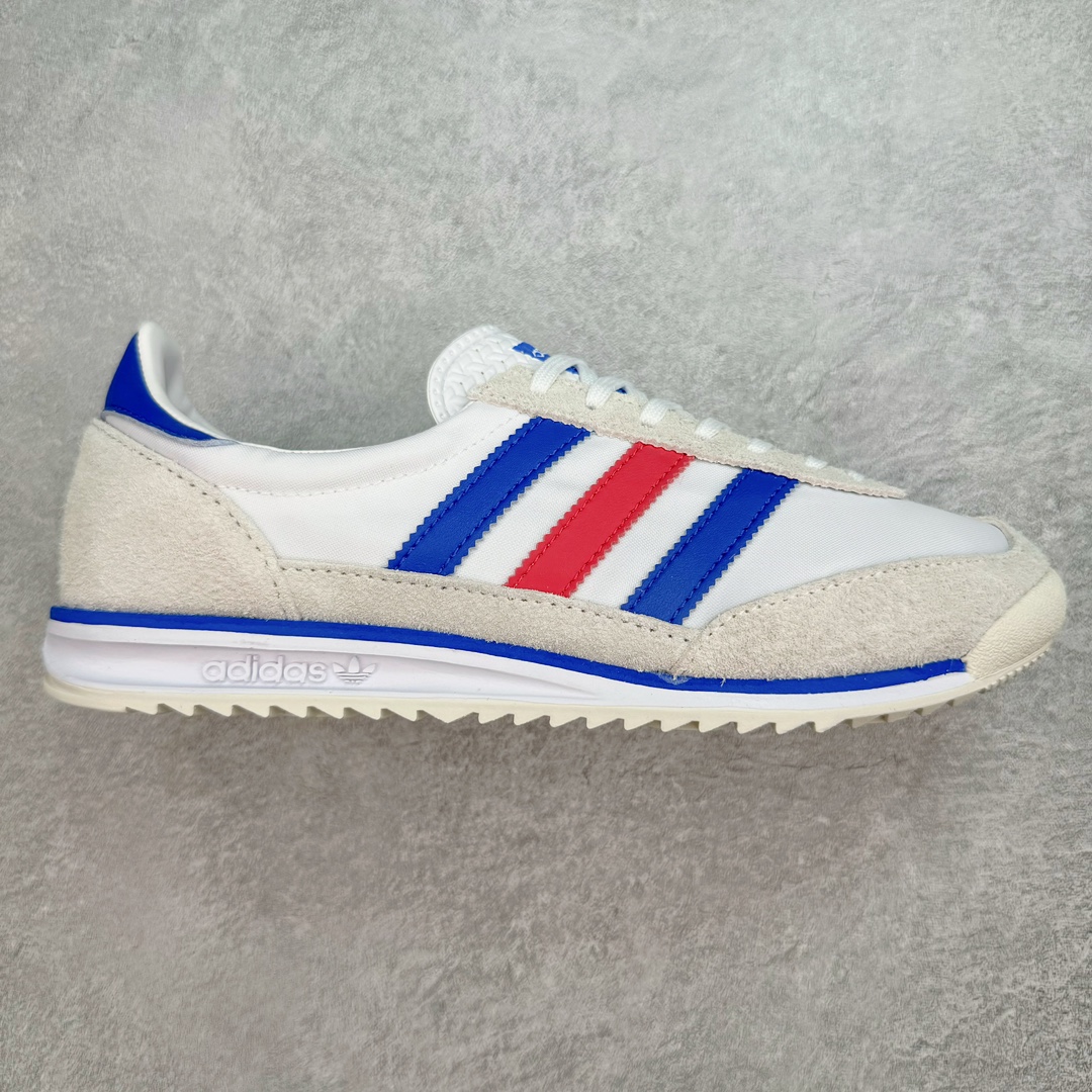 AD SL72 RS系列德训足球风百搭低帮休闲运动板鞋 FV4430 阿迪达斯Originals推出复古「T头鞋」造型的SL72鞋款复刻，有男女两款可选。男生款为SL72RS，鞋型挺立饱满，鞋底增加高度，采用麂皮与布面制作，符合复古氛围；女生款为SL72OGW，致敬经典款式，鞋身纤细，还原70年代设计，以绿色呈现，点缀金色细节。多款配色可选。「T 头鞋」这两年有多火大家见到了吧？明星、穿搭博主几乎人手一双，凭借复古味的外观，以及亲民的价格，同样成为了不少球鞋玩家日常上脚首选。近日 adidas Originals 将有「T 头鞋」造型的诞生于 1972 年的 SL72 鞋款复刻带回，各位买鞋又有新选择了。1972 年 SL72 问世后，引领了后来阿迪达斯的跑鞋发展方向，其中「SL」代表了 Super Light，彰显了产品轻便的特性。1972 年 SL72 问世后，引领了后来阿迪达斯的跑鞋发展方向，其中「SL」代表了 Super Light，彰显了产品轻便的特性。这次 adidas Originals 延续其轻质经典的基因，带来男女两款 SL72。男生款带来 SL72 RS 鞋型，RS 意为 Reshaped（重塑），鞋款在保留了经典的外观基础上，在尼龙材质里增加了填充物，使鞋型更加挺立和饱满，鞋头则更加圆润，鞋底的 EVA 材质则增加了鞋款的高度。女生款则带来 SL72 OG W 鞋型，OG 顾名思义则是致敬经典款式，相较于 RS（Reshaped）鞋款，鞋身更加纤细，其整体鞋身轮廓、线条、细节、材质上尊崇 70 年代 SL72 的设计，还原经典味道。尺码：36 36⅔ 37⅓ 38 38⅔ 39⅓ 40 40⅔ 41⅓ 42 42⅔ 43⅓ 44 44⅔ 45-选品中心