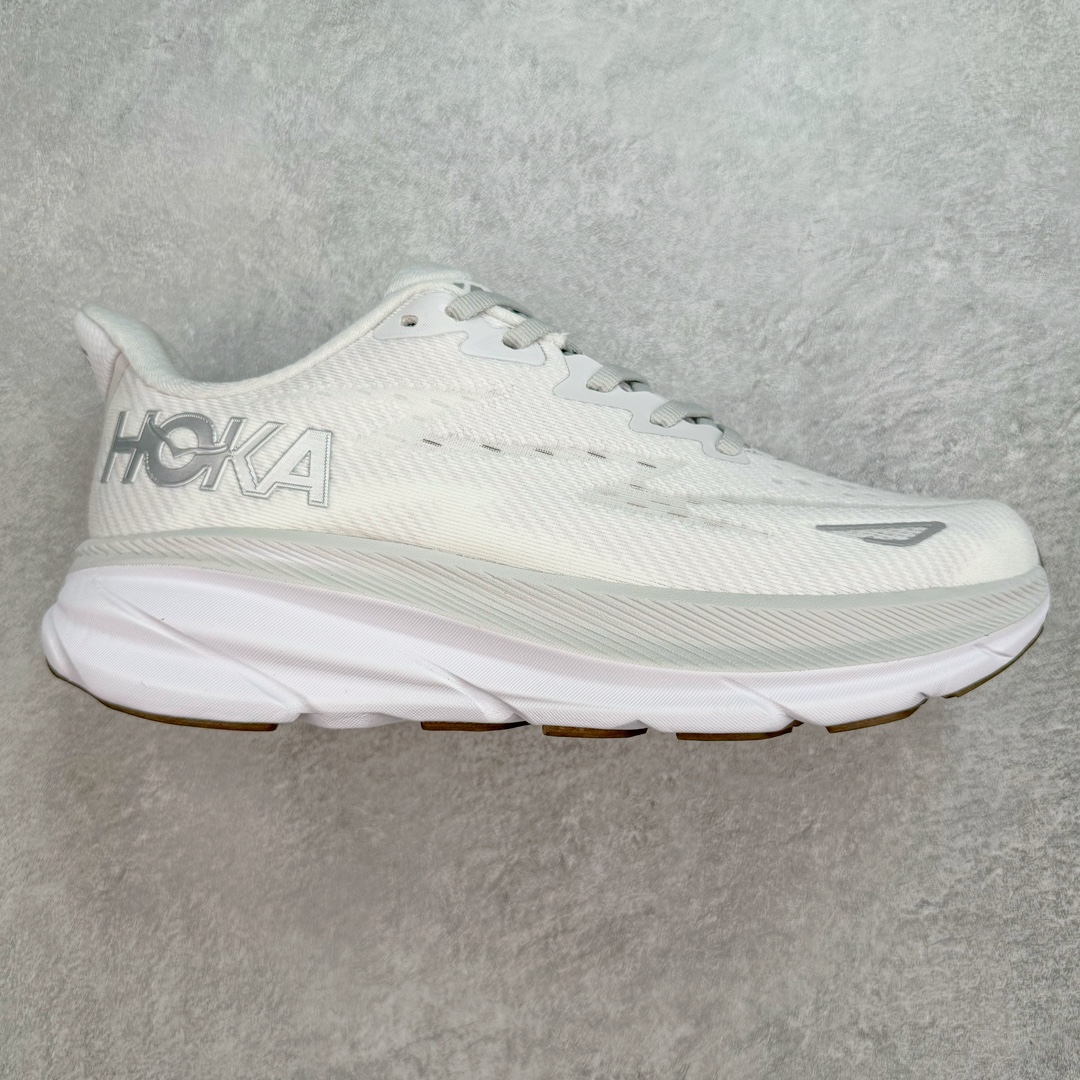 HOKA ONE ONE Clifton 克里夫顿9代专业性能减震公路跑步鞋 轻盈透气的针织网面和纱线的使用让鞋面更挺拔 增强鞋面的强度和支撑性能 搭配柔软的鞋舌 让双脚在舒适包裹中跑的更加畅快 全新泡棉中底 柔软的同时增强回弹性能 为不同跑者提供更平稳流畅的脚感 带来全面的缓冲保护 根据人体工程学设计的延长拉襟 后跟处弹软的海绵填充舒适固定 避免掉跟和摩擦 相比上一代光滑的内衬 Clifton 9的内衬增强了摩擦力 避免双脚在鞋内滑动 尺码：36 36.5 37.5 38 38.5 39 40 40.5 41 42 42.5 43 44 44.5 45-选品中心
