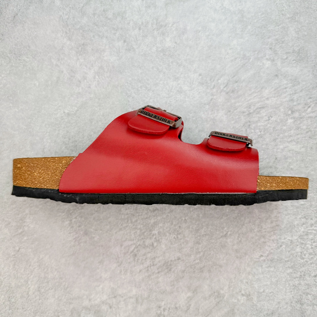 #福利特价 Birkenstock Arizona 系列勃肯皮革绒面双扣时尚凉拖鞋 牛皮绒面革质地柔软 搭配可调节鞋扣提升穿着舒适度 人体工学设计分散脚部压力 保护脚踝 软木乳胶鞋床具有一定的收缩性 长时间穿着后能贴合脚型 EVA鞋底回弹性和抗张性力高 具有良好的防震、缓冲性 四季皆宜 柔软的鞋床采用额外的泡沫缓冲层 提供额外的舒适感和全天支撑 尺码:35-44-选品中心