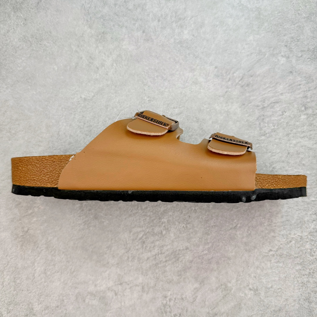 图片[8]-＃福利特价 Birkenstock Arizona 系列勃肯皮革绒面双扣时尚凉拖鞋 牛皮绒面革质地柔软 搭配可调节鞋扣提升穿着舒适度 人体工学设计分散脚部压力 保护脚踝 软木乳胶鞋床具有一定的收缩性 长时间穿着后能贴合脚型 EVA鞋底回弹性和抗张性力高 具有良好的防震、缓冲性 四季皆宜 柔软的鞋床采用额外的泡沫缓冲层 提供额外的舒适感和全天支撑 尺码：35-44-选品中心