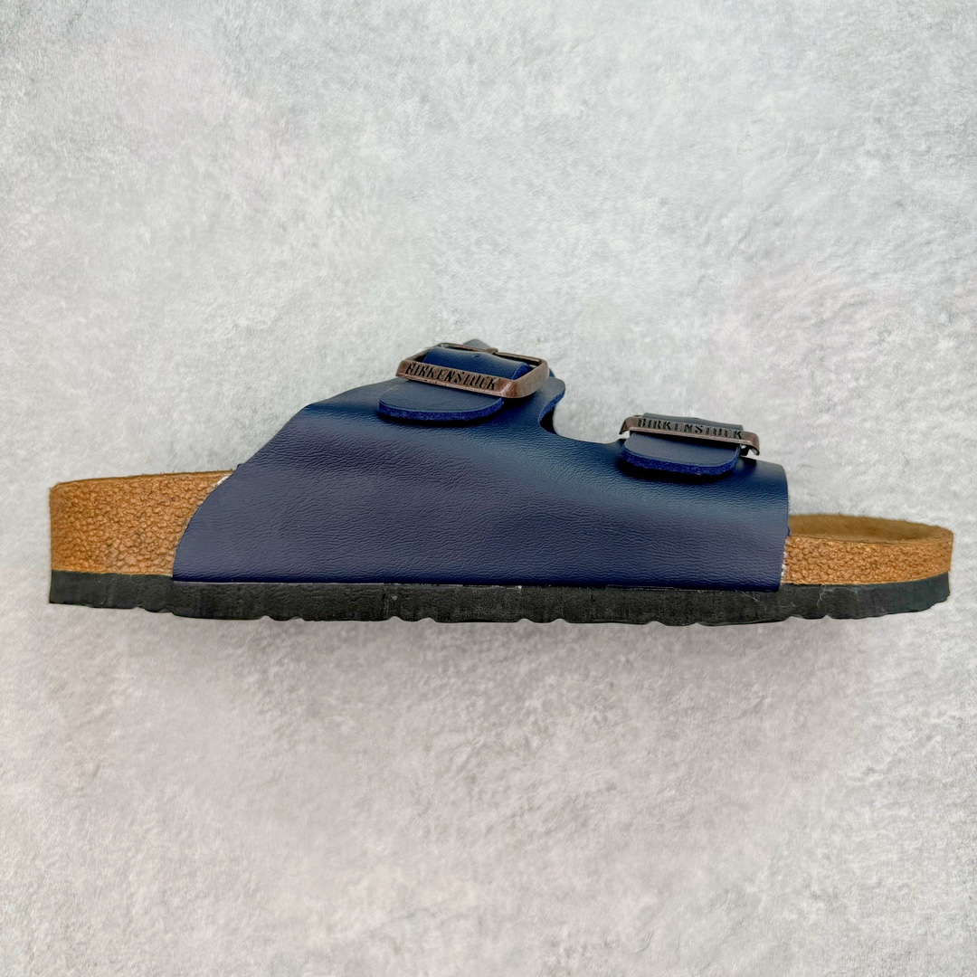 图片[5]-＃福利特价 Birkenstock Arizona 系列勃肯皮革绒面双扣时尚凉拖鞋 牛皮绒面革质地柔软 搭配可调节鞋扣提升穿着舒适度 人体工学设计分散脚部压力 保护脚踝 软木乳胶鞋床具有一定的收缩性 长时间穿着后能贴合脚型 EVA鞋底回弹性和抗张性力高 具有良好的防震、缓冲性 四季皆宜 柔软的鞋床采用额外的泡沫缓冲层 提供额外的舒适感和全天支撑 尺码：35-44-选品中心