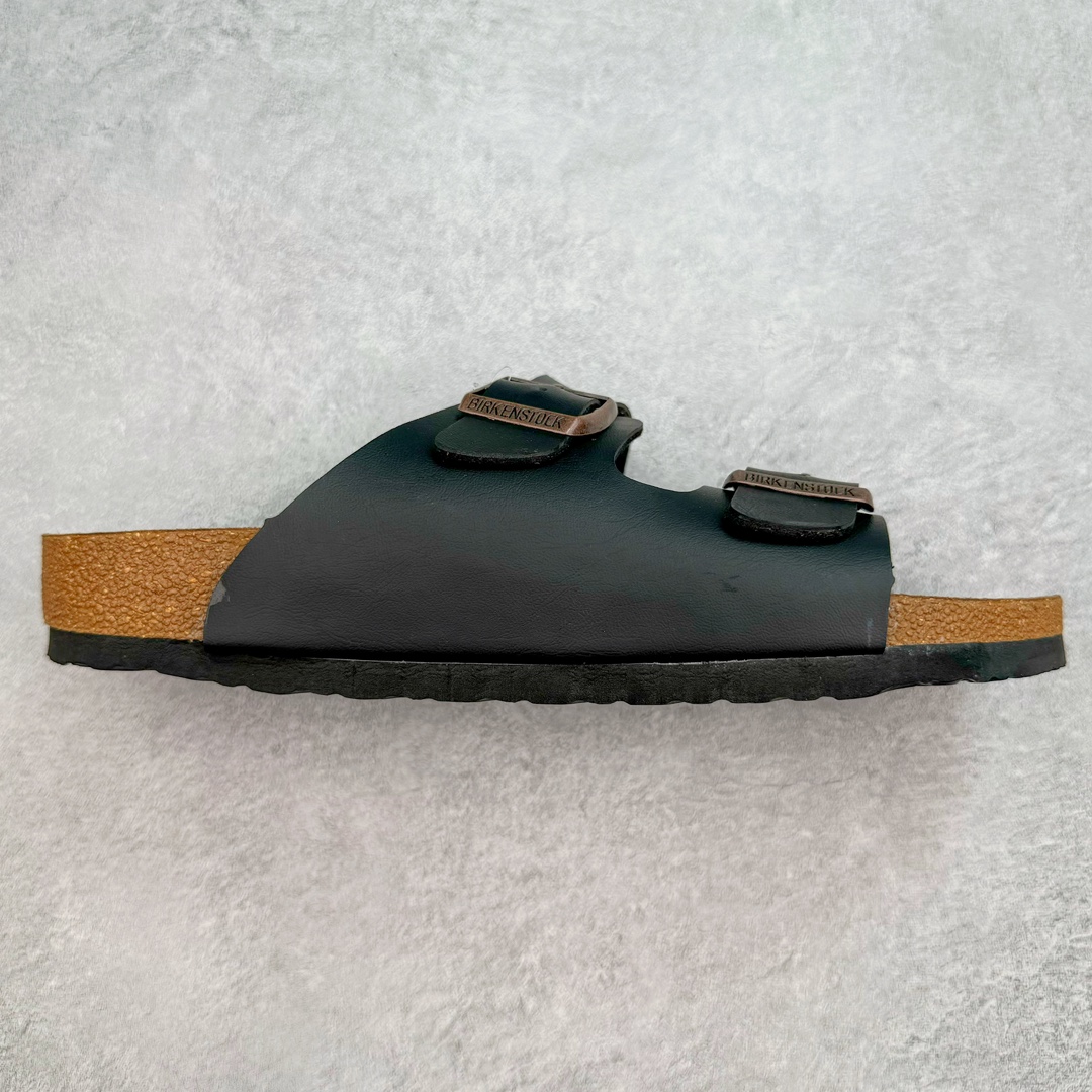 ＃福利特价 Birkenstock Arizona 系列勃肯皮革绒面双扣时尚凉拖鞋 牛皮绒面革质地柔软 搭配可调节鞋扣提升穿着舒适度 人体工学设计分散脚部压力 保护脚踝 软木乳胶鞋床具有一定的收缩性 长时间穿着后能贴合脚型 EVA鞋底回弹性和抗张性力高 具有良好的防震、缓冲性 四季皆宜 柔软的鞋床采用额外的泡沫缓冲层 提供额外的舒适感和全天支撑 尺码：35-44-选品中心