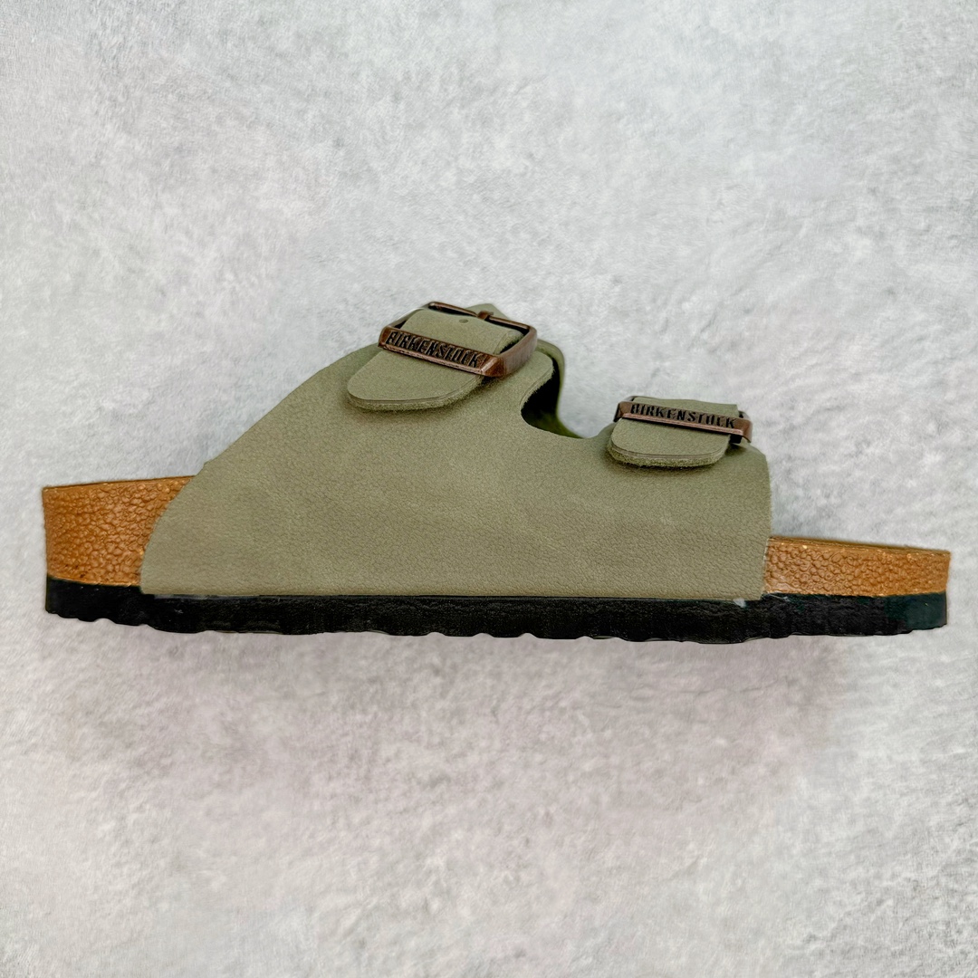 图片[2]-＃福利特价 Birkenstock Arizona 系列勃肯皮革绒面双扣时尚凉拖鞋 牛皮绒面革质地柔软 搭配可调节鞋扣提升穿着舒适度 人体工学设计分散脚部压力 保护脚踝 软木乳胶鞋床具有一定的收缩性 长时间穿着后能贴合脚型 EVA鞋底回弹性和抗张性力高 具有良好的防震、缓冲性 四季皆宜 柔软的鞋床采用额外的泡沫缓冲层 提供额外的舒适感和全天支撑 尺码：35-44-选品中心