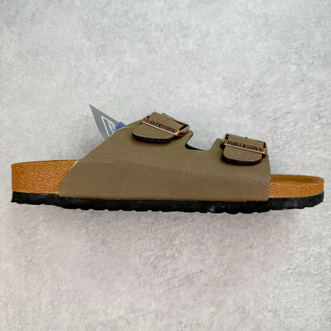 图片[6]-＃福利特价 Birkenstock Arizona 系列勃肯皮革绒面双扣时尚凉拖鞋 牛皮绒面革质地柔软 搭配可调节鞋扣提升穿着舒适度 人体工学设计分散脚部压力 保护脚踝 软木乳胶鞋床具有一定的收缩性 长时间穿着后能贴合脚型 EVA鞋底回弹性和抗张性力高 具有良好的防震、缓冲性 四季皆宜 柔软的鞋床采用额外的泡沫缓冲层 提供额外的舒适感和全天支撑 尺码：35-44-选品中心