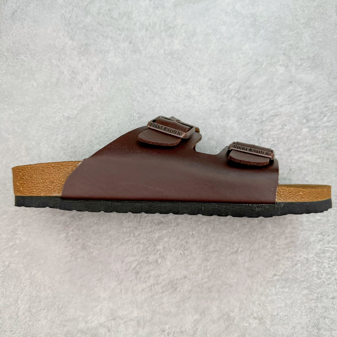图片[3]-＃福利特价 Birkenstock Arizona 系列勃肯皮革绒面双扣时尚凉拖鞋 牛皮绒面革质地柔软 搭配可调节鞋扣提升穿着舒适度 人体工学设计分散脚部压力 保护脚踝 软木乳胶鞋床具有一定的收缩性 长时间穿着后能贴合脚型 EVA鞋底回弹性和抗张性力高 具有良好的防震、缓冲性 四季皆宜 柔软的鞋床采用额外的泡沫缓冲层 提供额外的舒适感和全天支撑 尺码：35-44-选品中心