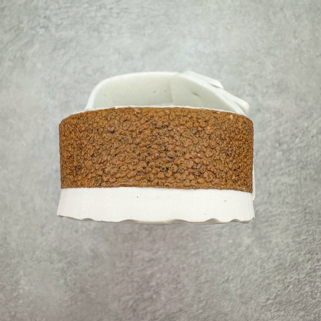 图片[8]-＃福利特价 Birkenstock Arizona 系列勃肯皮革绒面双扣时尚凉拖鞋 牛皮绒面革质地柔软 搭配可调节鞋扣提升穿着舒适度 人体工学设计分散脚部压力 保护脚踝 软木乳胶鞋床具有一定的收缩性 长时间穿着后能贴合脚型 EVA鞋底回弹性和抗张性力高 具有良好的防震、缓冲性 四季皆宜 柔软的鞋床采用额外的泡沫缓冲层 提供额外的舒适感和全天支撑 尺码：35-44-选品中心