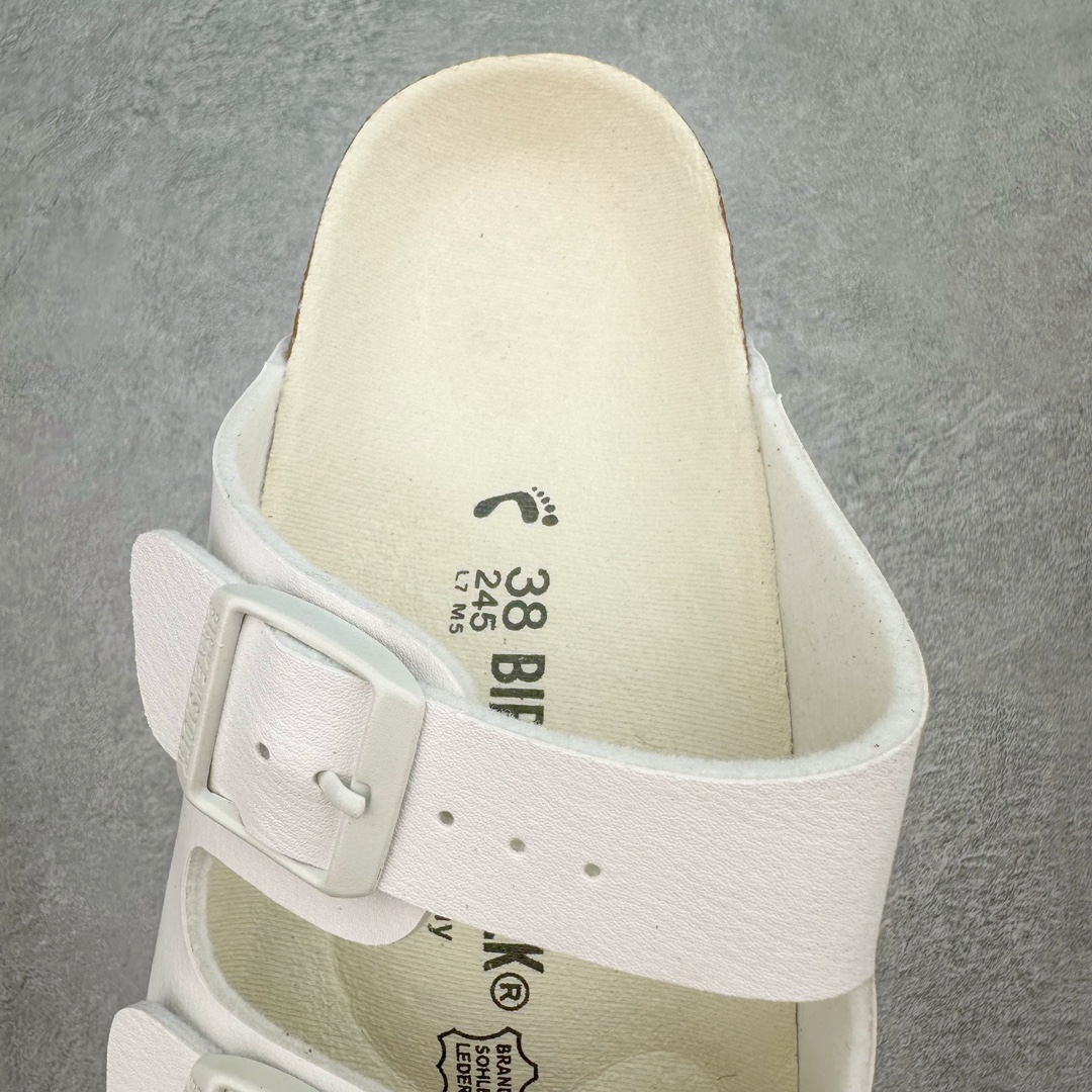 图片[5]-＃福利特价 Birkenstock Arizona 系列勃肯皮革绒面双扣时尚凉拖鞋 牛皮绒面革质地柔软 搭配可调节鞋扣提升穿着舒适度 人体工学设计分散脚部压力 保护脚踝 软木乳胶鞋床具有一定的收缩性 长时间穿着后能贴合脚型 EVA鞋底回弹性和抗张性力高 具有良好的防震、缓冲性 四季皆宜 柔软的鞋床采用额外的泡沫缓冲层 提供额外的舒适感和全天支撑 尺码：35-44-选品中心