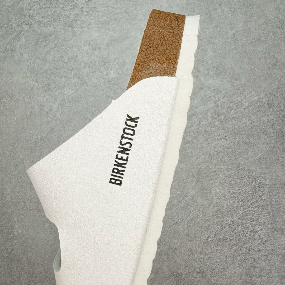 图片[7]-＃福利特价 Birkenstock Arizona 系列勃肯皮革绒面双扣时尚凉拖鞋 牛皮绒面革质地柔软 搭配可调节鞋扣提升穿着舒适度 人体工学设计分散脚部压力 保护脚踝 软木乳胶鞋床具有一定的收缩性 长时间穿着后能贴合脚型 EVA鞋底回弹性和抗张性力高 具有良好的防震、缓冲性 四季皆宜 柔软的鞋床采用额外的泡沫缓冲层 提供额外的舒适感和全天支撑 尺码：35-44-选品中心