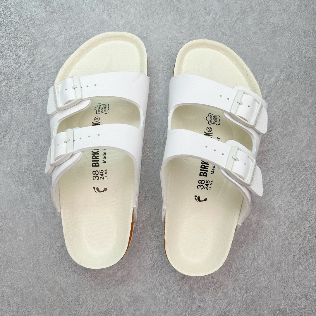 图片[3]-＃福利特价 Birkenstock Arizona 系列勃肯皮革绒面双扣时尚凉拖鞋 牛皮绒面革质地柔软 搭配可调节鞋扣提升穿着舒适度 人体工学设计分散脚部压力 保护脚踝 软木乳胶鞋床具有一定的收缩性 长时间穿着后能贴合脚型 EVA鞋底回弹性和抗张性力高 具有良好的防震、缓冲性 四季皆宜 柔软的鞋床采用额外的泡沫缓冲层 提供额外的舒适感和全天支撑 尺码：35-44-选品中心