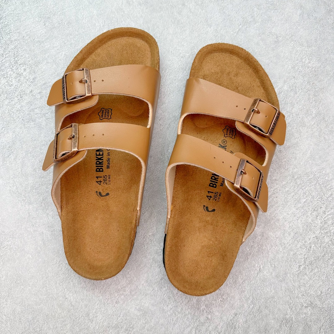 图片[3]-＃福利特价 Birkenstock Arizona 系列勃肯皮革绒面双扣时尚凉拖鞋 牛皮绒面革质地柔软 搭配可调节鞋扣提升穿着舒适度 人体工学设计分散脚部压力 保护脚踝 软木乳胶鞋床具有一定的收缩性 长时间穿着后能贴合脚型 EVA鞋底回弹性和抗张性力高 具有良好的防震、缓冲性 四季皆宜 柔软的鞋床采用额外的泡沫缓冲层 提供额外的舒适感和全天支撑 尺码：35-44-选品中心