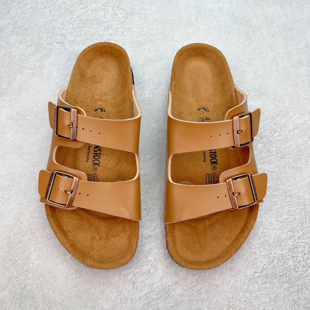 图片[2]-＃福利特价 Birkenstock Arizona 系列勃肯皮革绒面双扣时尚凉拖鞋 牛皮绒面革质地柔软 搭配可调节鞋扣提升穿着舒适度 人体工学设计分散脚部压力 保护脚踝 软木乳胶鞋床具有一定的收缩性 长时间穿着后能贴合脚型 EVA鞋底回弹性和抗张性力高 具有良好的防震、缓冲性 四季皆宜 柔软的鞋床采用额外的泡沫缓冲层 提供额外的舒适感和全天支撑 尺码：35-44-选品中心